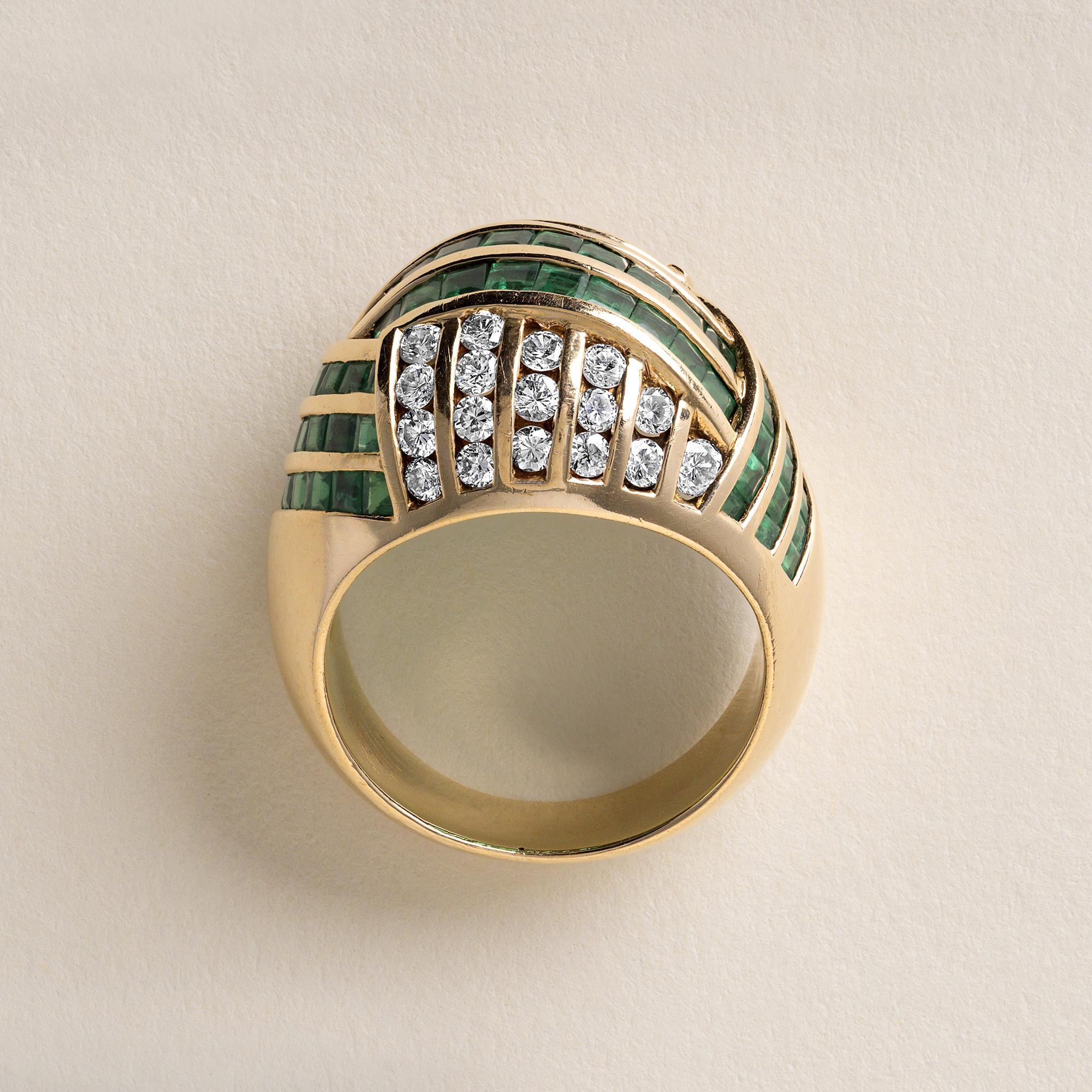 Splendide file di smeraldi e diamanti incastonati a canale
Circa anni '70
71 smeraldi verdi vividi a taglio quadrato squisitamente incastonati in oro 18 carati
~3 carati (più belli di persona)
34 diamanti tondi brillanti F-G VS
~1,02 carati
Anello a
