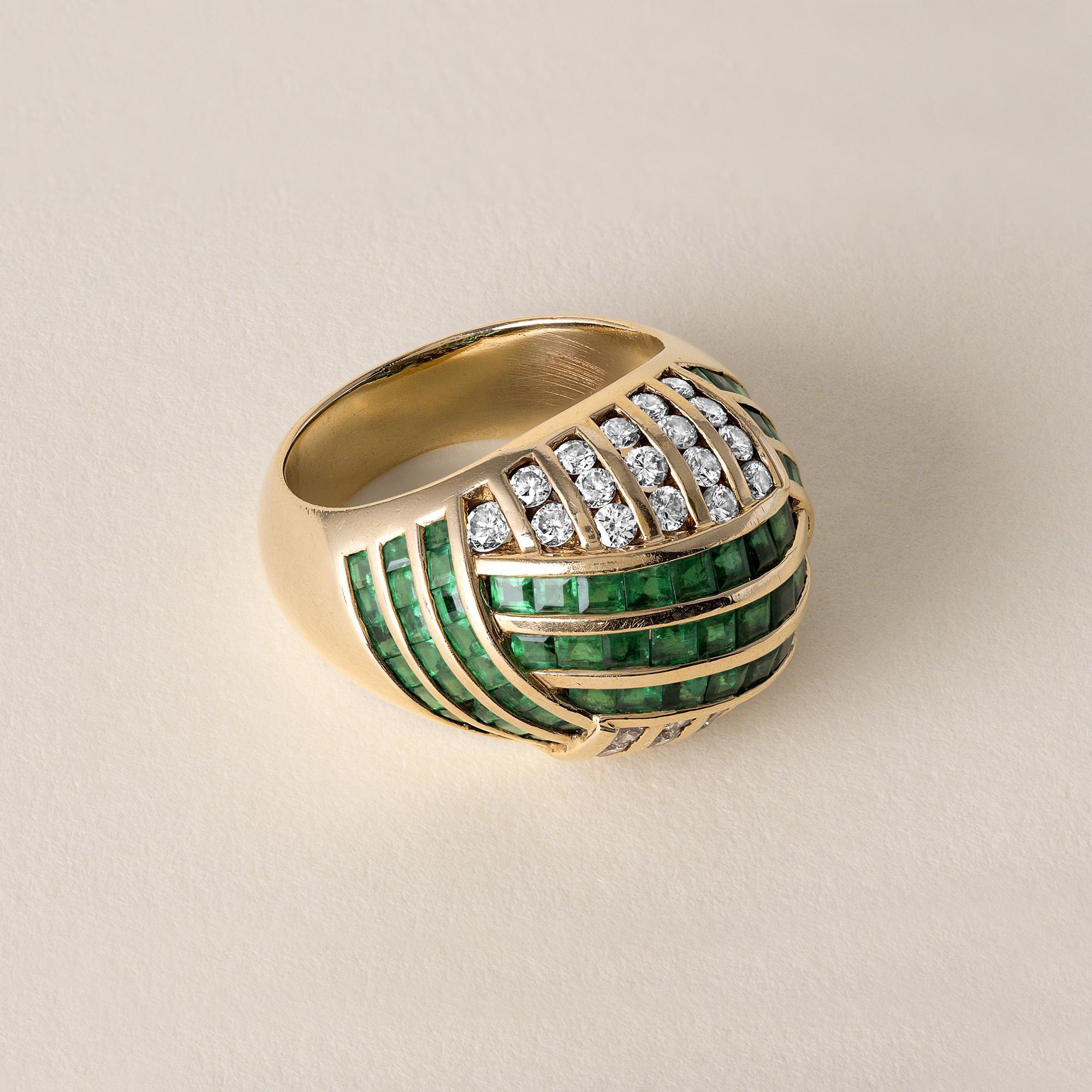 Contemporaneo Anello a cupola con smeraldo e diamanti incastonati in oro giallo 18K in vendita