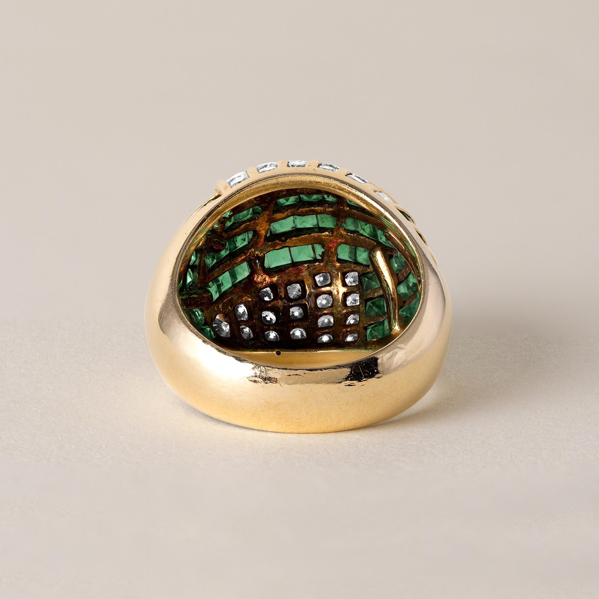 Anello a cupola con smeraldo e diamanti incastonati in oro giallo 18K In condizioni buone in vendita a Los Angeles, CA