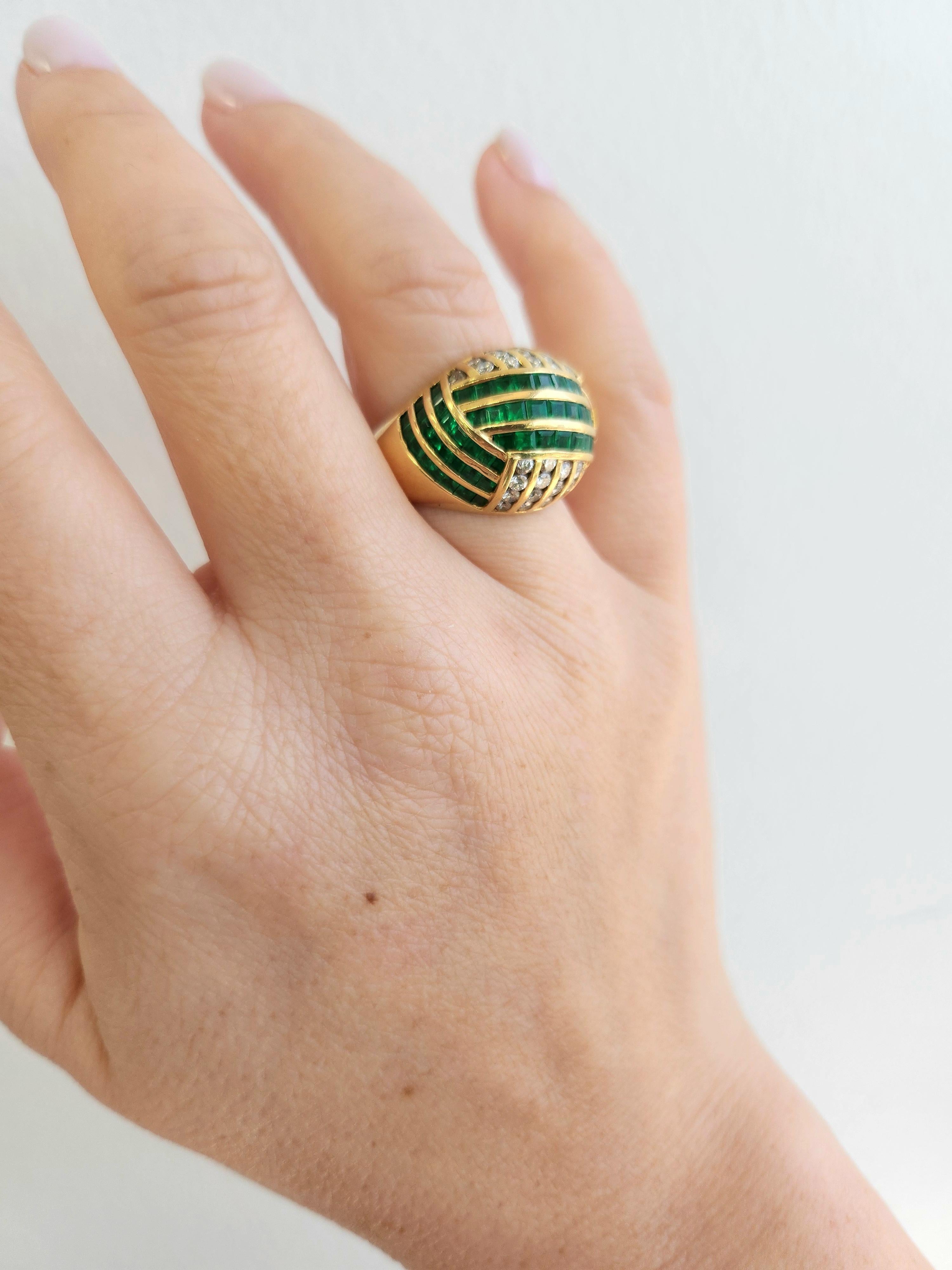 Anello a cupola con smeraldo e diamanti incastonati in oro giallo 18K in vendita 1