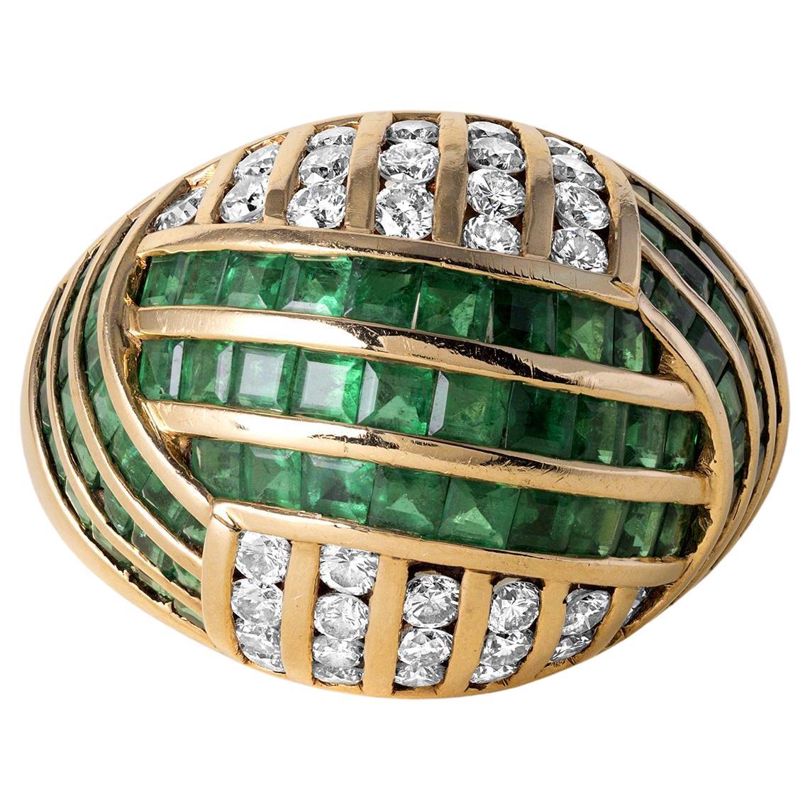 Anello a cupola con smeraldo e diamanti incastonati in oro giallo 18K in vendita