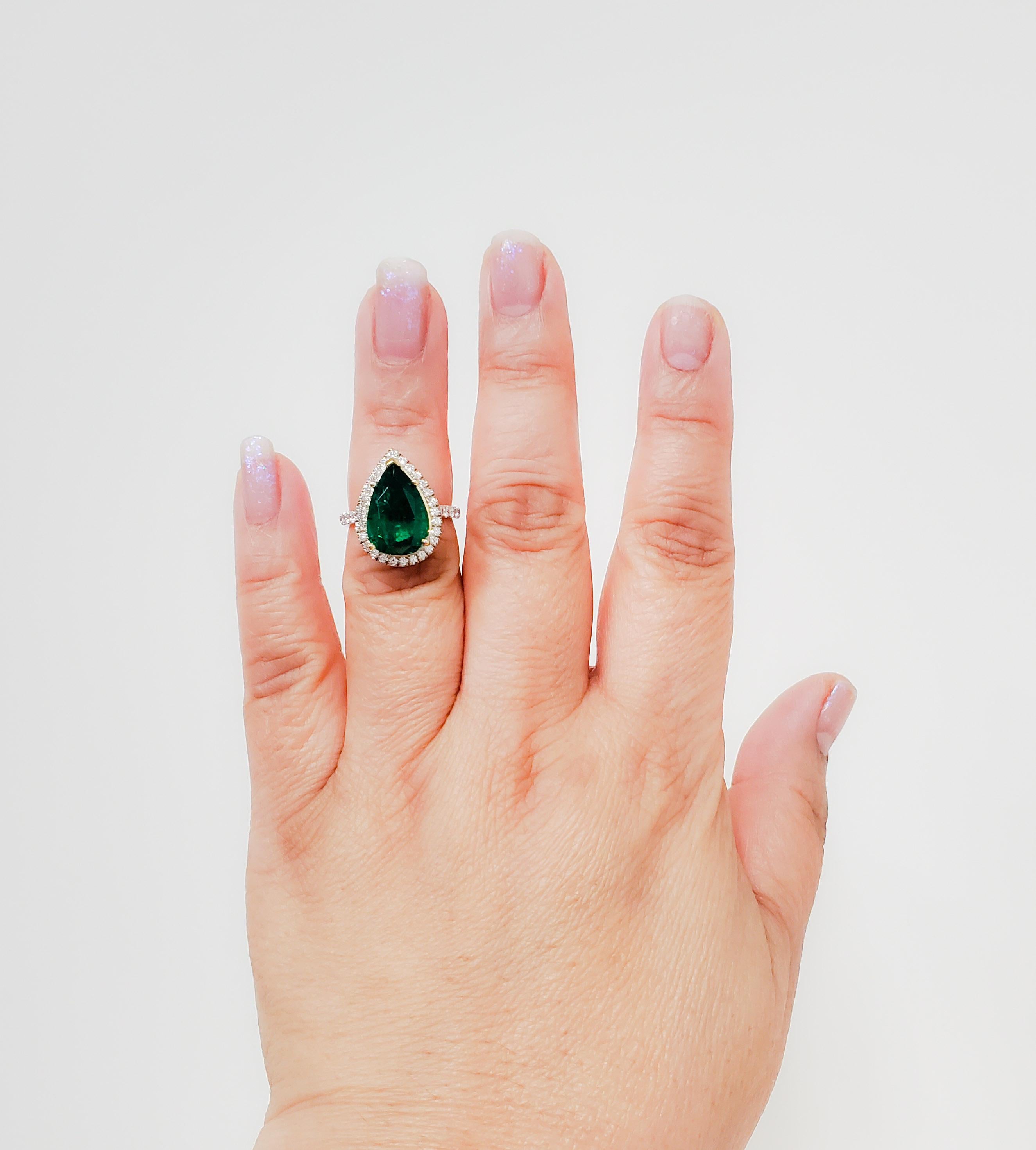 Wunderschöner 5,20 ct. hellgrüner Smaragd in Birnenform mit 1,00 ct. weißen runden Diamanten von guter Qualität.  Handgefertigt in 18k Weiß- und Gelbgold.  Ringgröße 6.