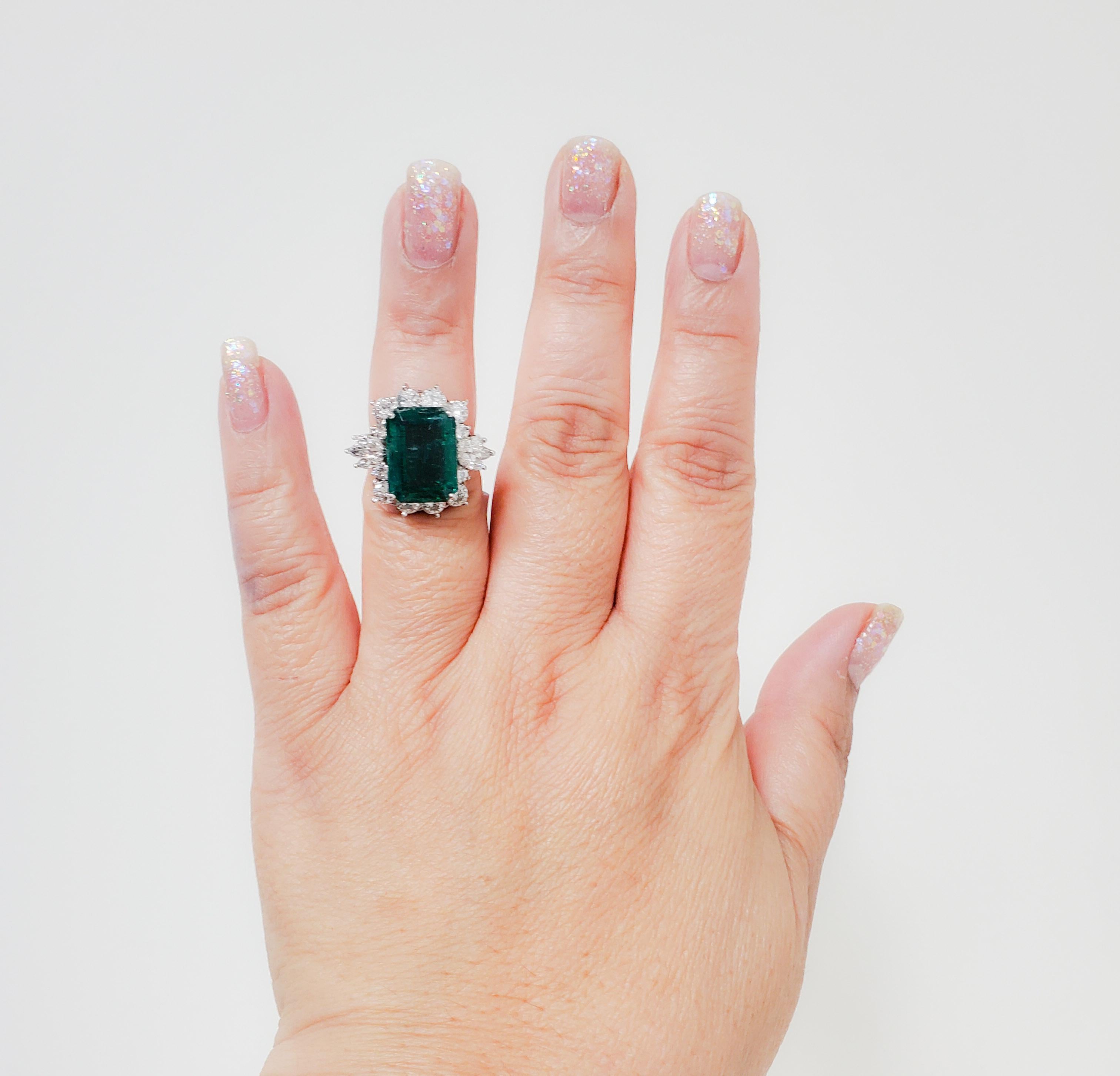 Splendido taglio smeraldo da 8,09 ct. con 2,11 ct. di diamanti bianchi e brillanti di buona qualità, marquise e tondi.  Realizzato a mano in platino.  Anello misura 6.