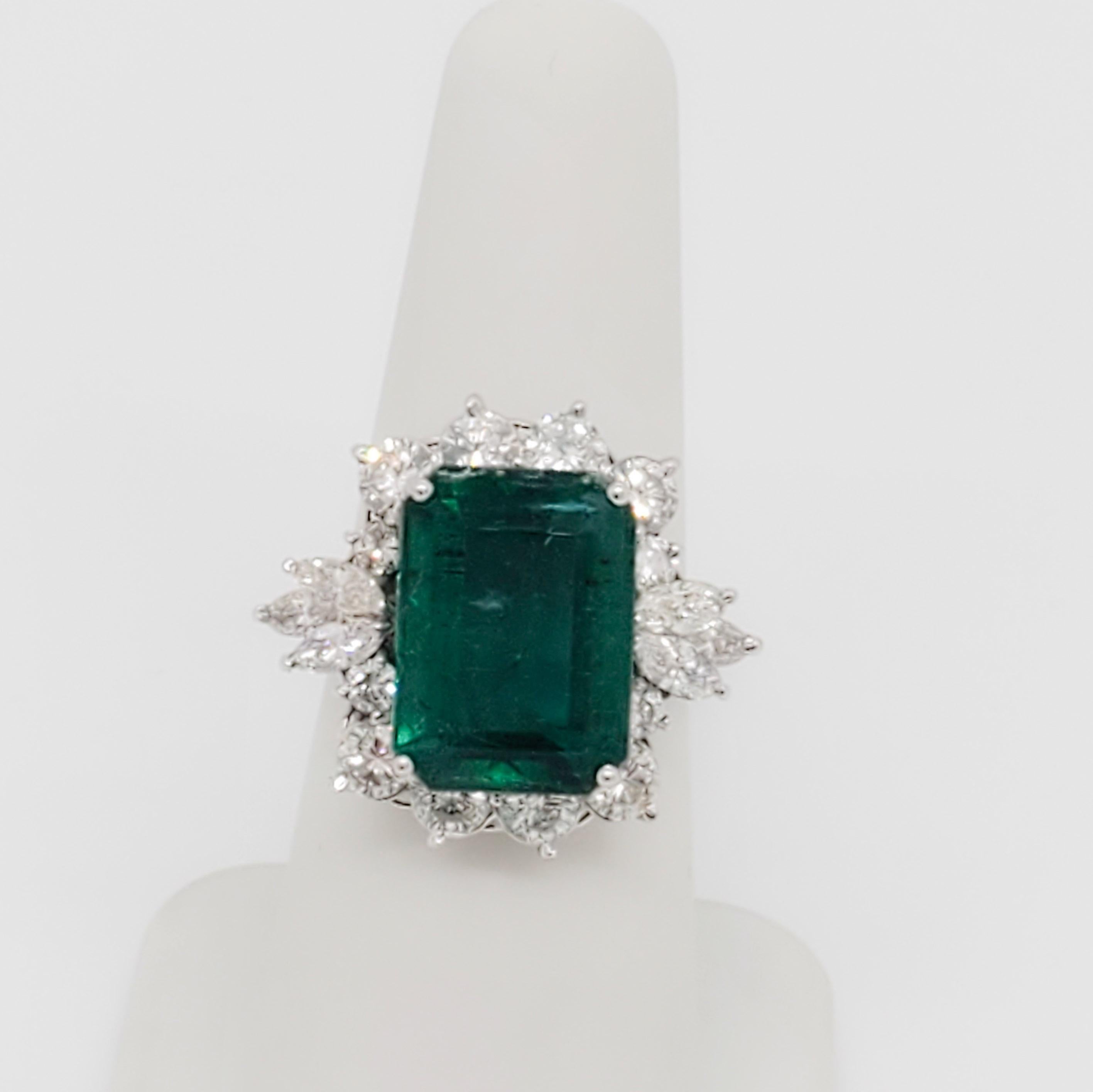 Anello cocktail con smeraldo e diamante in platino In condizioni ottime a Los Angeles, CA