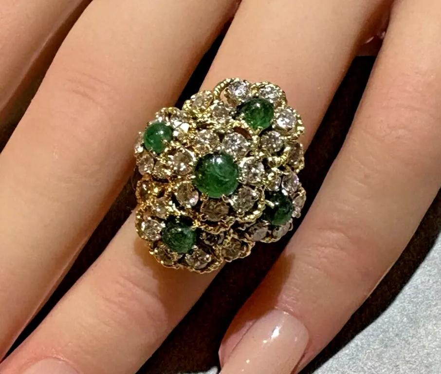 Bague d'émeraude et de diamant en or jaune 18k 

La bague Estate Emerald and Diamond présente des fleurons étagés de diamants ronds et brillants et d'émeraudes cabochons sertis en dôme dans de l'or jaune 18k texturé. 

Le poids total des diamants