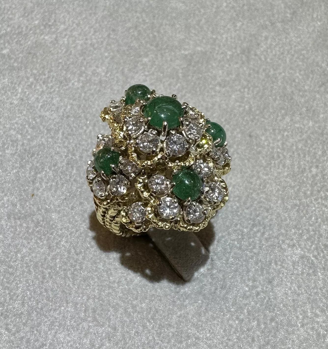 Taille cabochon Bague d'émeraude et de diamant en or jaune 18 carats avec dôme en forme de fleur en vente