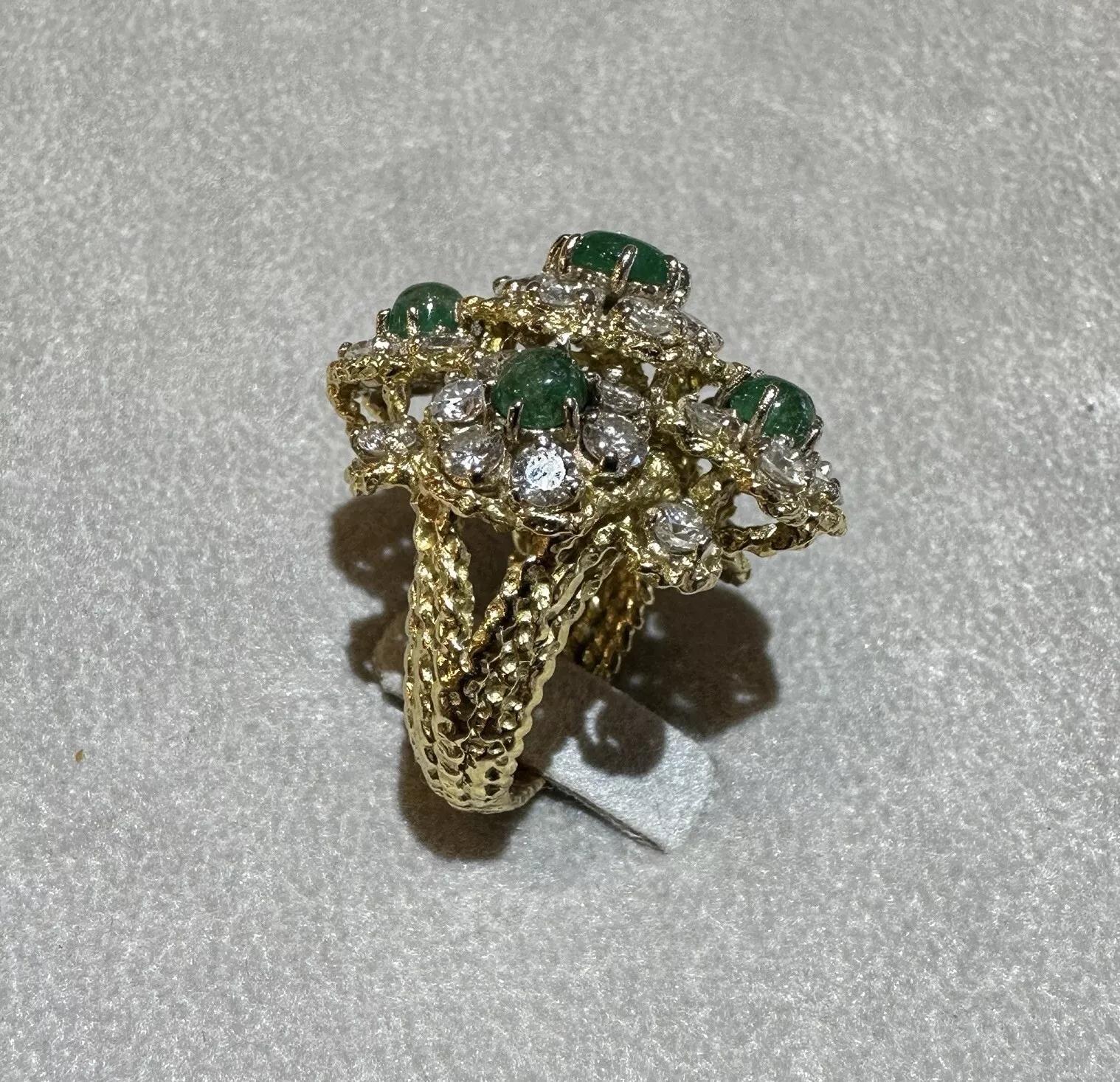 Bague d'émeraude et de diamant en or jaune 18 carats avec dôme en forme de fleur Excellent état - En vente à La Jolla, CA