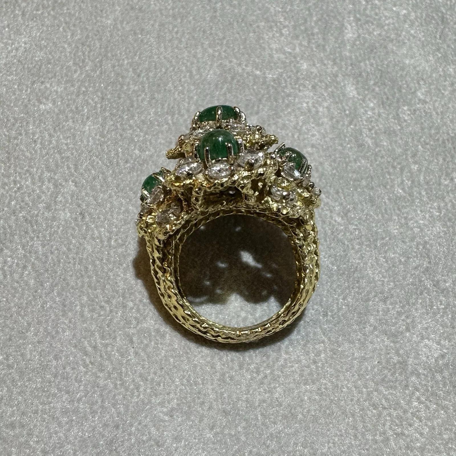 Bague d'émeraude et de diamant en or jaune 18 carats avec dôme en forme de fleur en vente 2