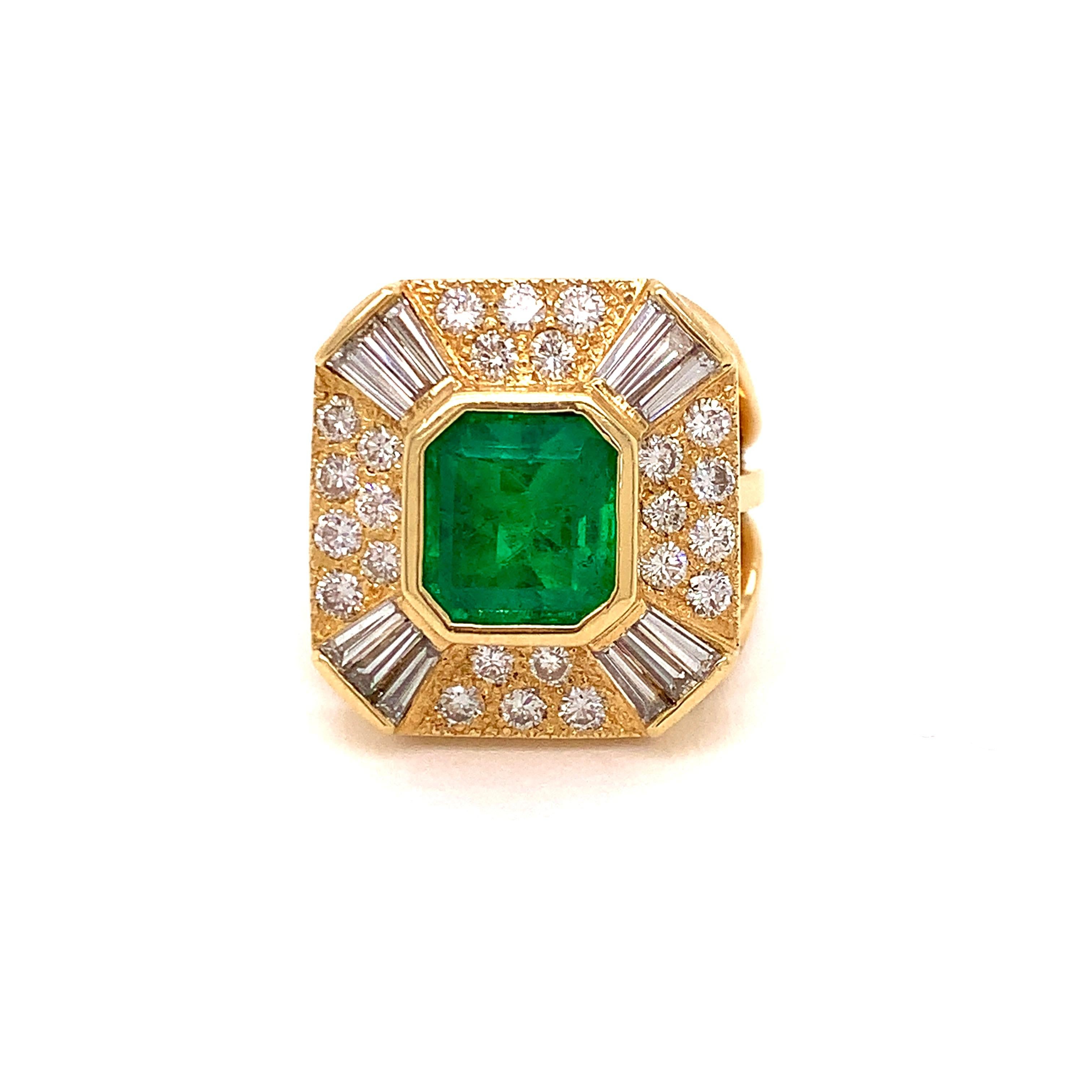Grande, audaz y hermoso, este magnífico 5,24  ¡La esmeralda en forma de esmeralda hará que tus amigos se pongan verdes de envidia! 1,25 cttw en brillantes diamantes redondos y baguette engastados en oro amarillo de 18 Kt.  Único en su género 

Este