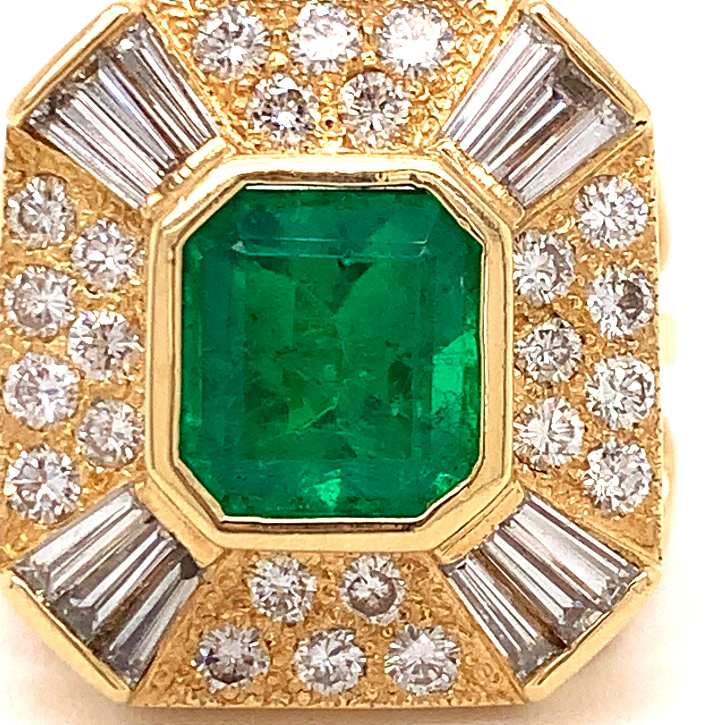 Anillo de oro amarillo con esmeralda y diamantes Moderno