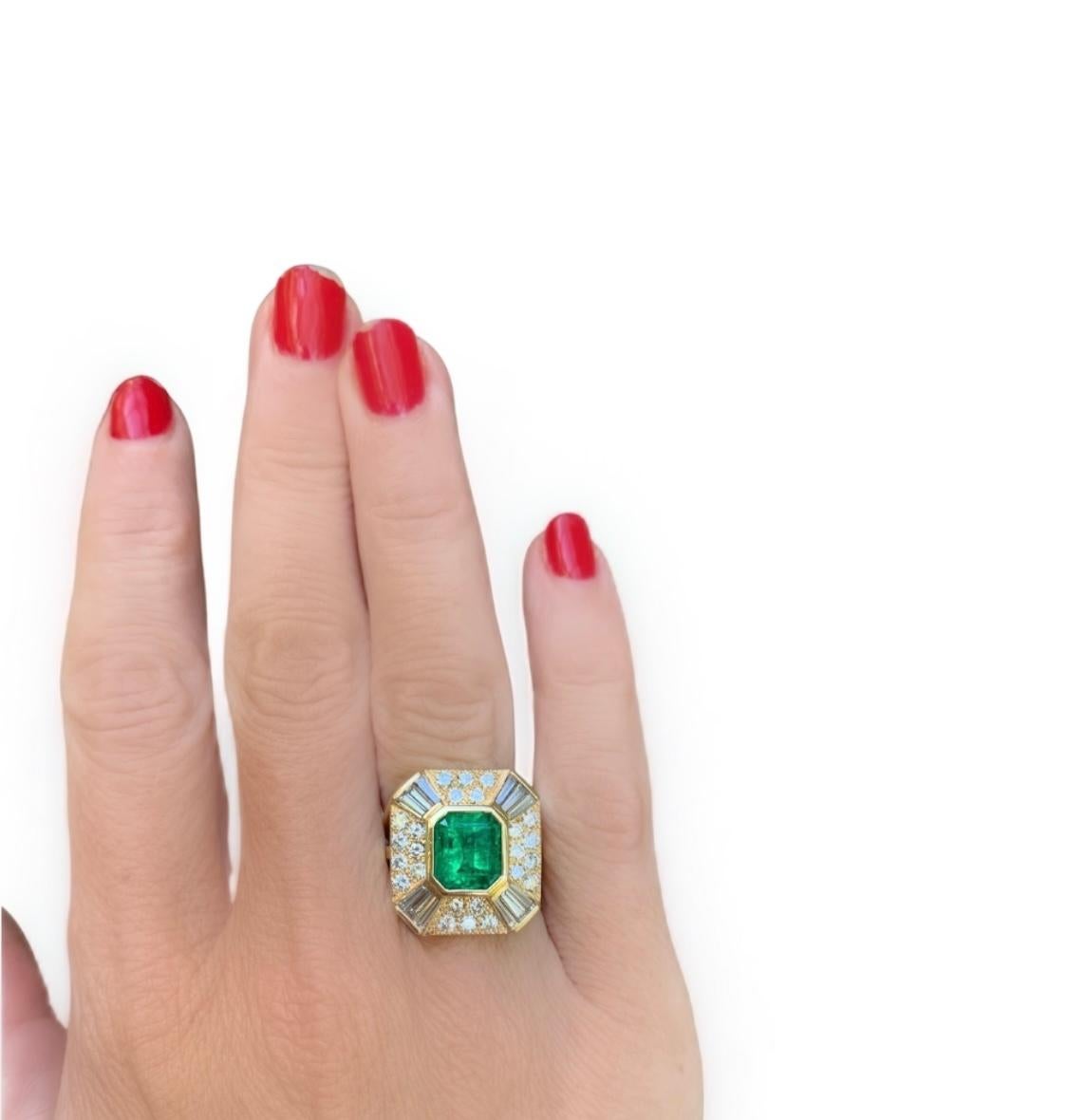 Anillo de oro amarillo con esmeralda y diamantes Corte esmeralda