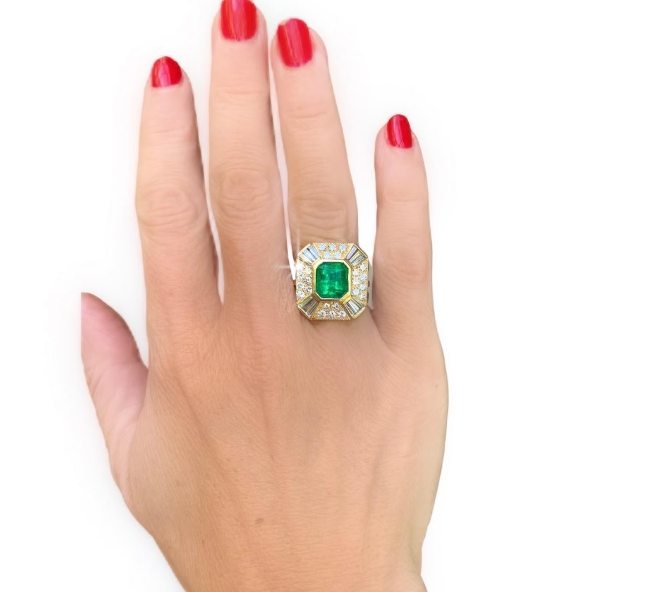 Femenino o masculino Anillo de oro amarillo con esmeralda y diamantes