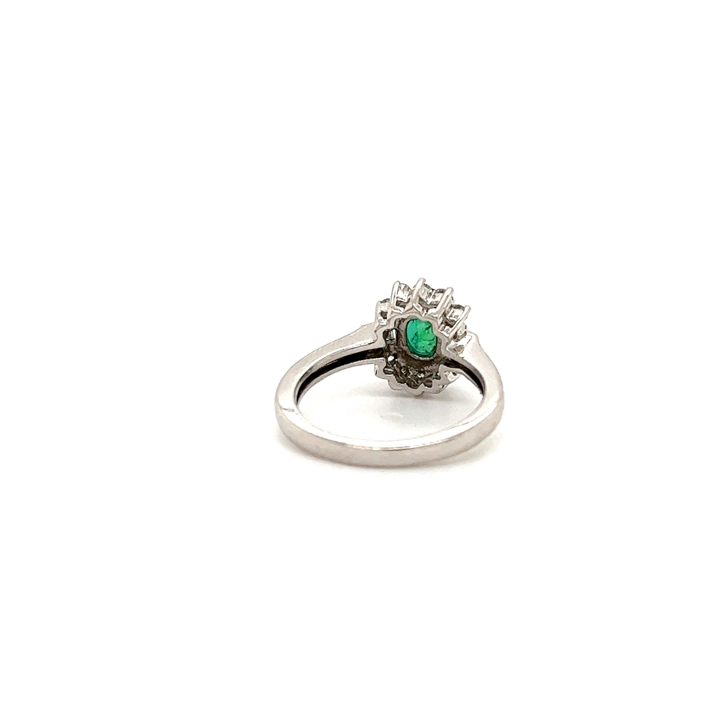 Estate Emerald & Diamond 14k White Gold Ring In Good Condition For Sale In MIAMI, FL