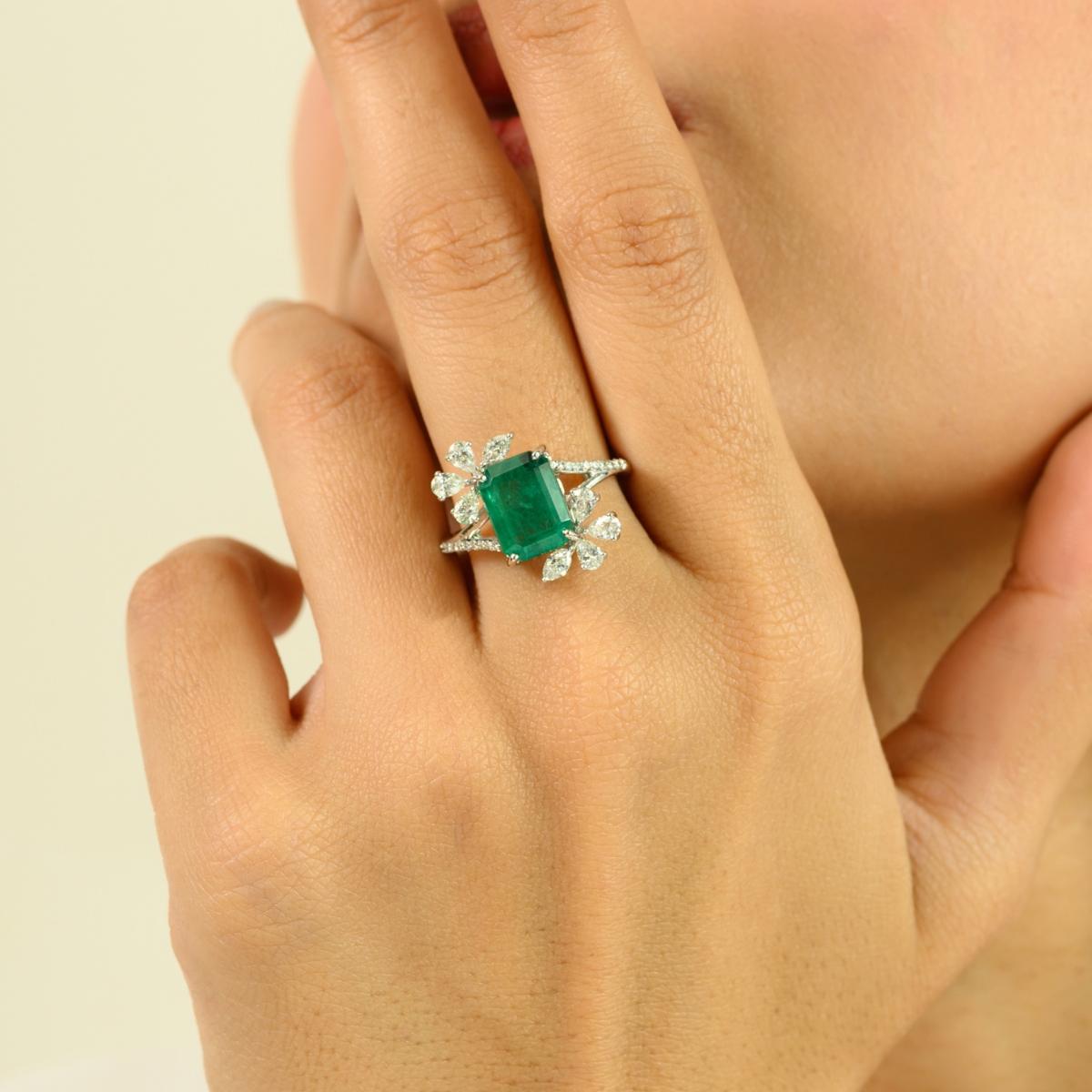 En vente :  Bague de mariage grappe d'émeraudes et de diamants en or blanc massif 18 carats 2