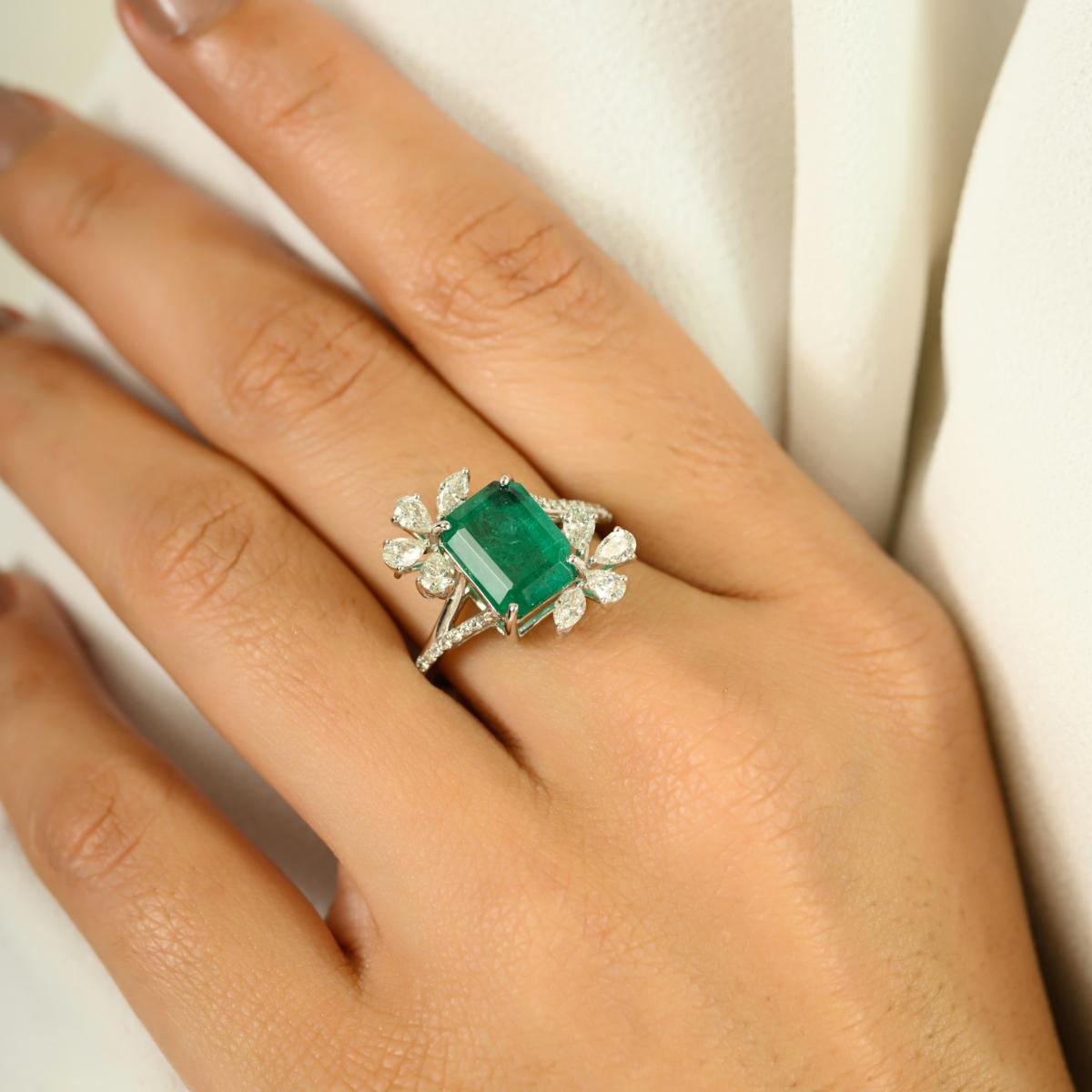 En vente :  Bague de mariage grappe d'émeraudes et de diamants en or blanc massif 18 carats 4