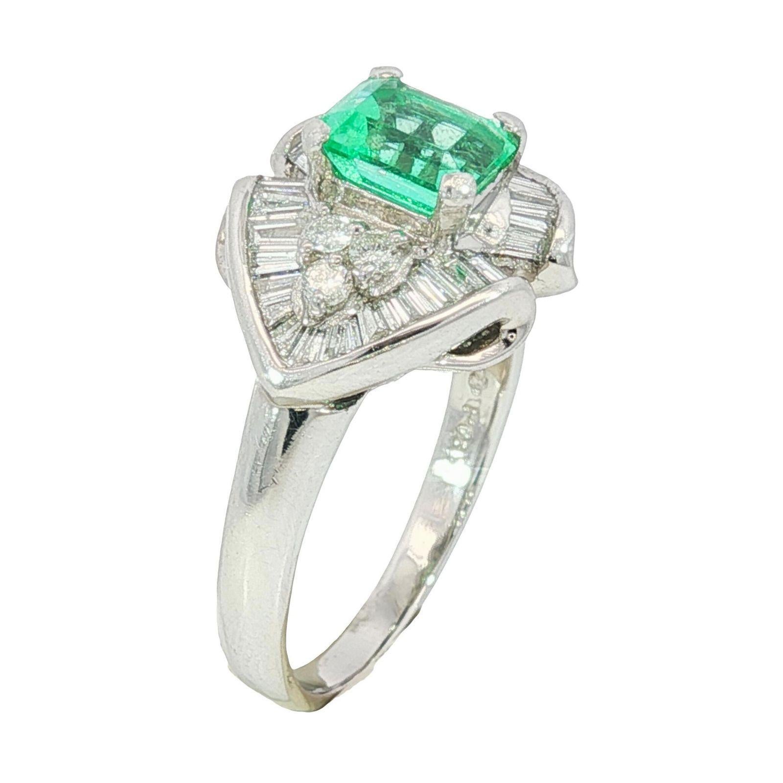 Estate Smaragd Diamant Cocktail Ring Platin ~1.96ctw Größe 9

In der Mitte dieses Platinrings befindet sich ein 1,11-karätiger Smaragd im Smaragdschliff, der einen lebhaften grünen Farbton mit außergewöhnlicher Tiefe und Charakter aufweist.

Der