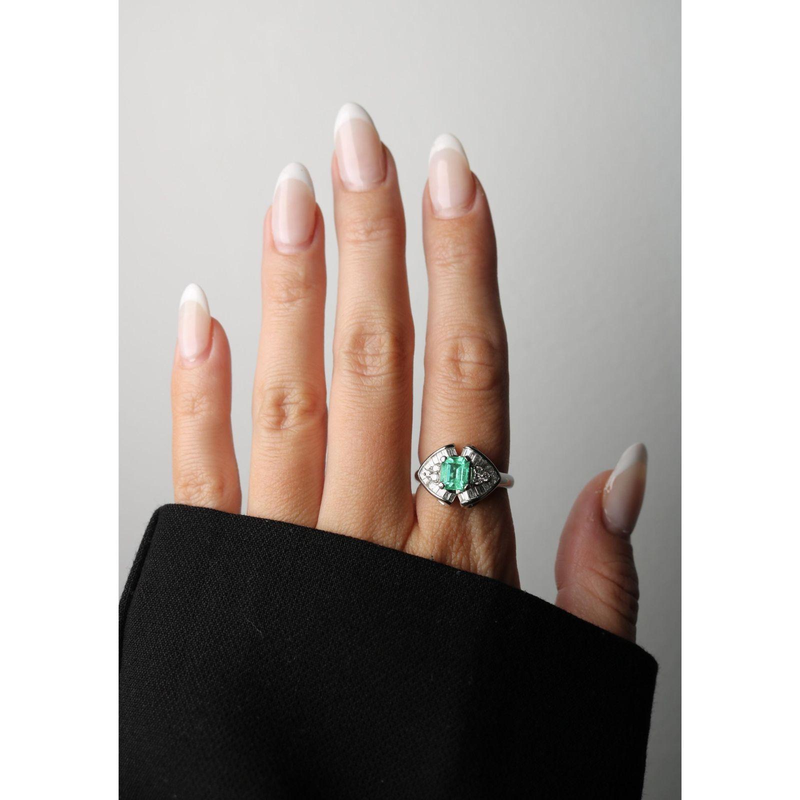 Estate Smaragd Diamant Cocktail Ring Platin ~1.96ctw Größe 9 (Moderne) im Angebot