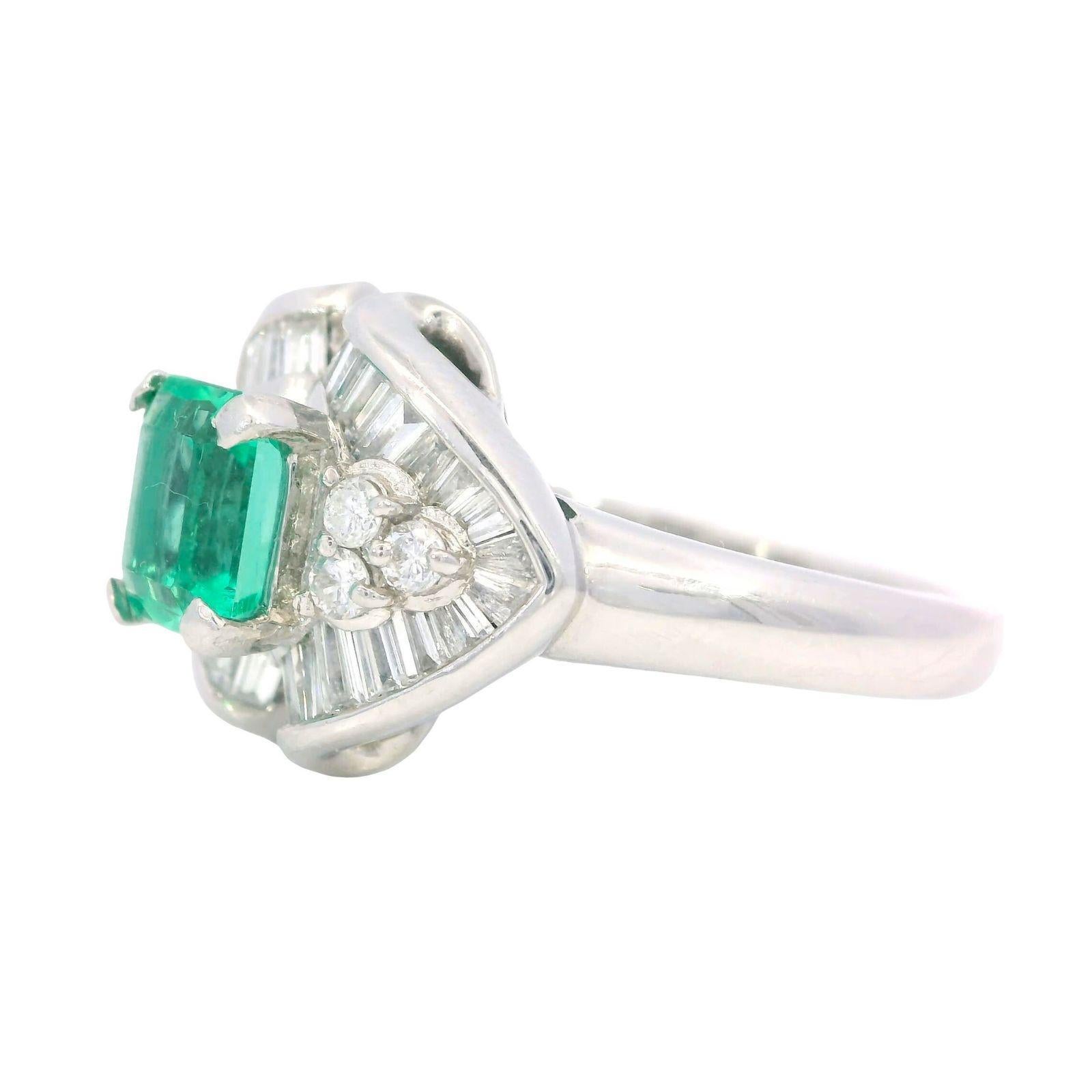 Estate Smaragd Diamant Cocktail Ring Platin ~1.96ctw Größe 9 im Zustand „Hervorragend“ im Angebot in Fairfield, CT