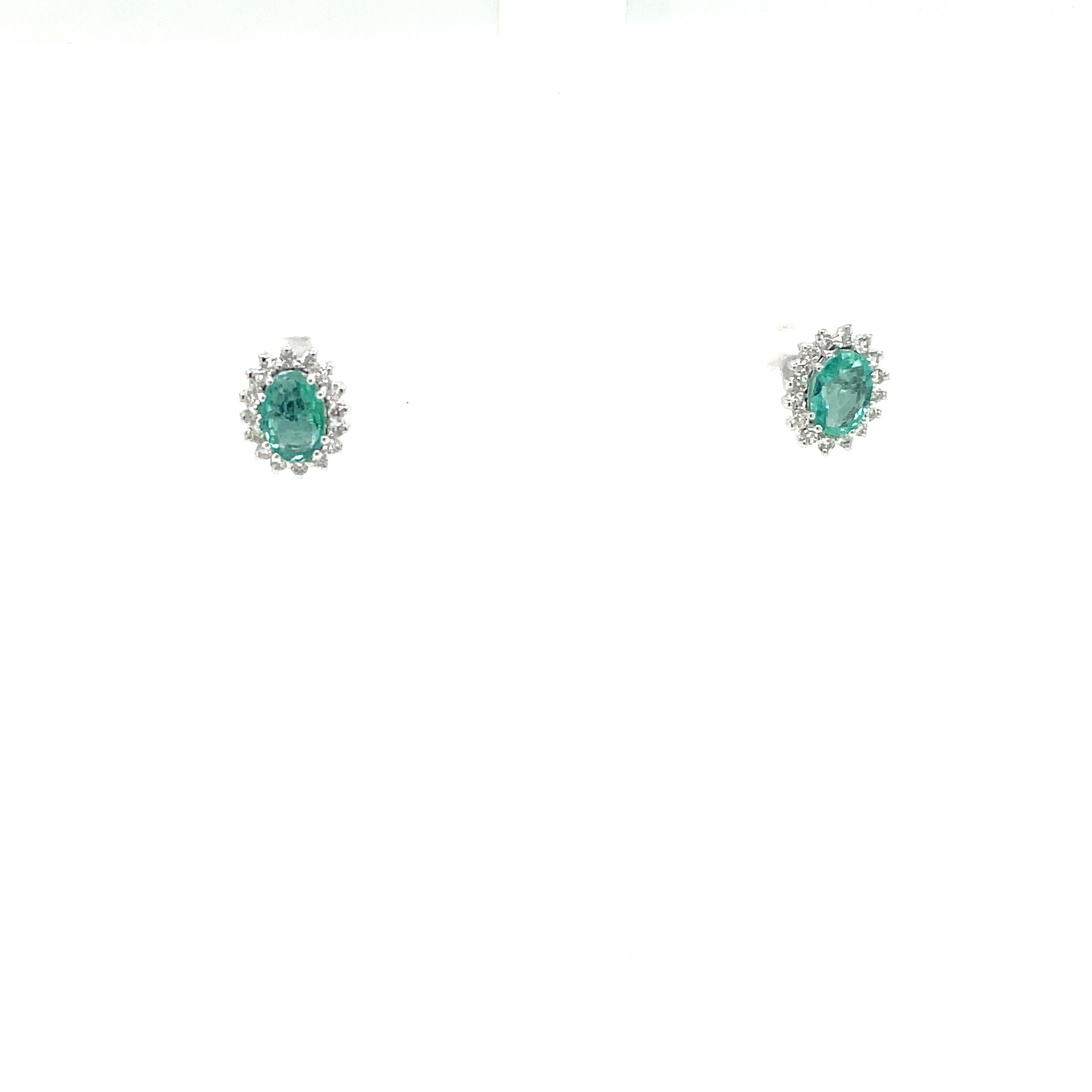 Estate Emerald Diamond Gold Cluster Stud Earrings In Excellent Condition For Sale In Napoli, Italy
