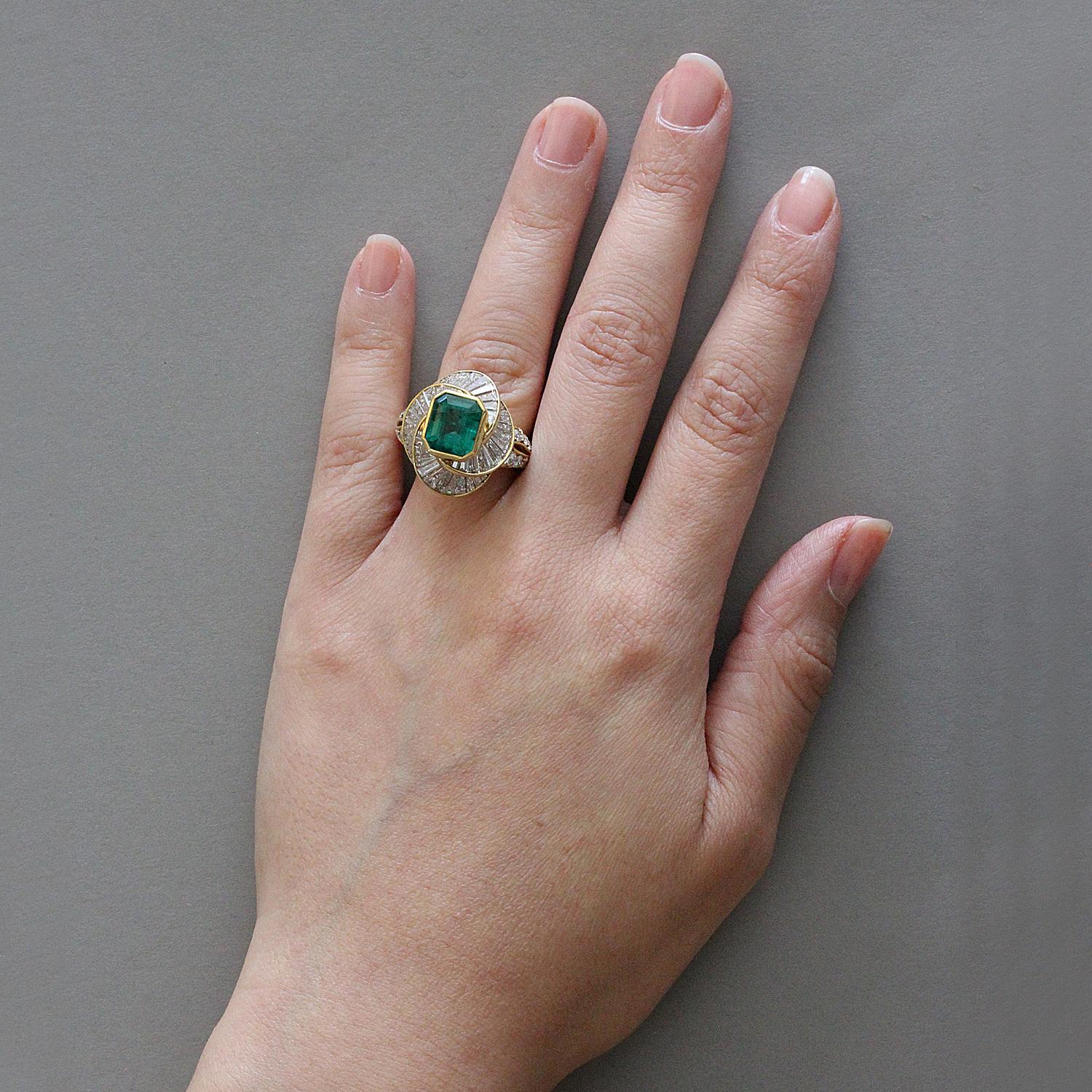 Estate Emerald Diamond Gold Ring In Excellent Condition For Sale In Beverly Hills, CA
