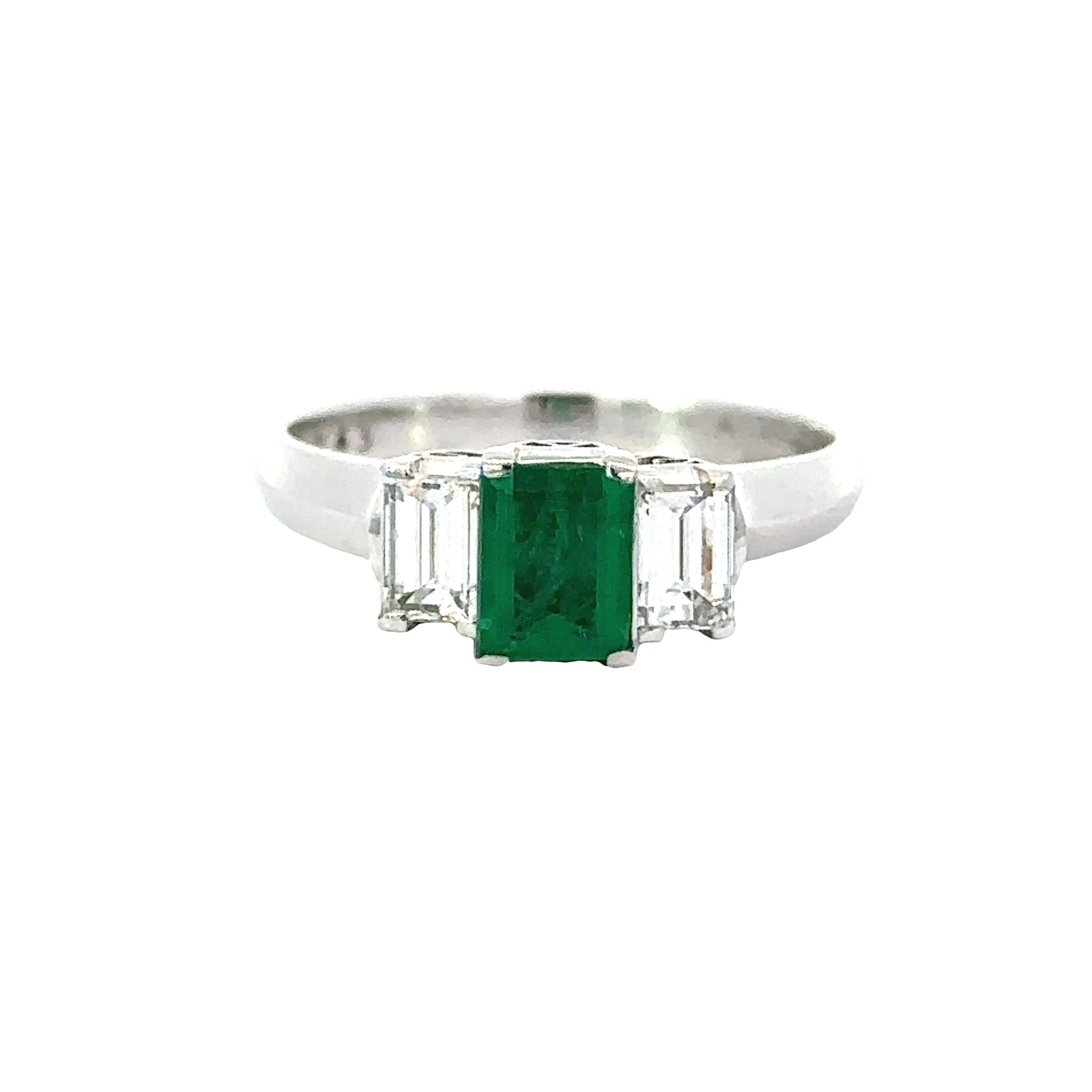 Anillo Estate, 2 Diamantes Esmeralda 0,43ct  H-I VS1-VS2, 1 Esmeralda talla esmeralda 0,53ct,  Platino 4,70 g

Tipo de joya : Anillo
Tipo de metal : Platino 
Metal Peso : 4,7 gramos
Tamaño del anillo : 5.75
Marca : Estate
Piedra central : Tipo de