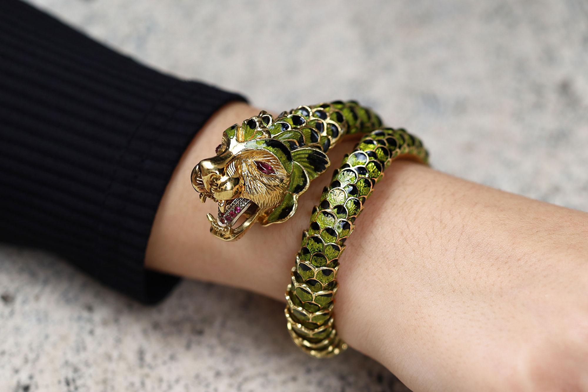Juste à temps pour l'année du dragon, ce bracelet vintage des années 1960 en émail vert vif prend vie. Avec une grande attention aux détails et 5 1/2 onces d'or jaune 18k luxueux, cet animal articulé s'enroule avec souplesse autour de votre poignet.