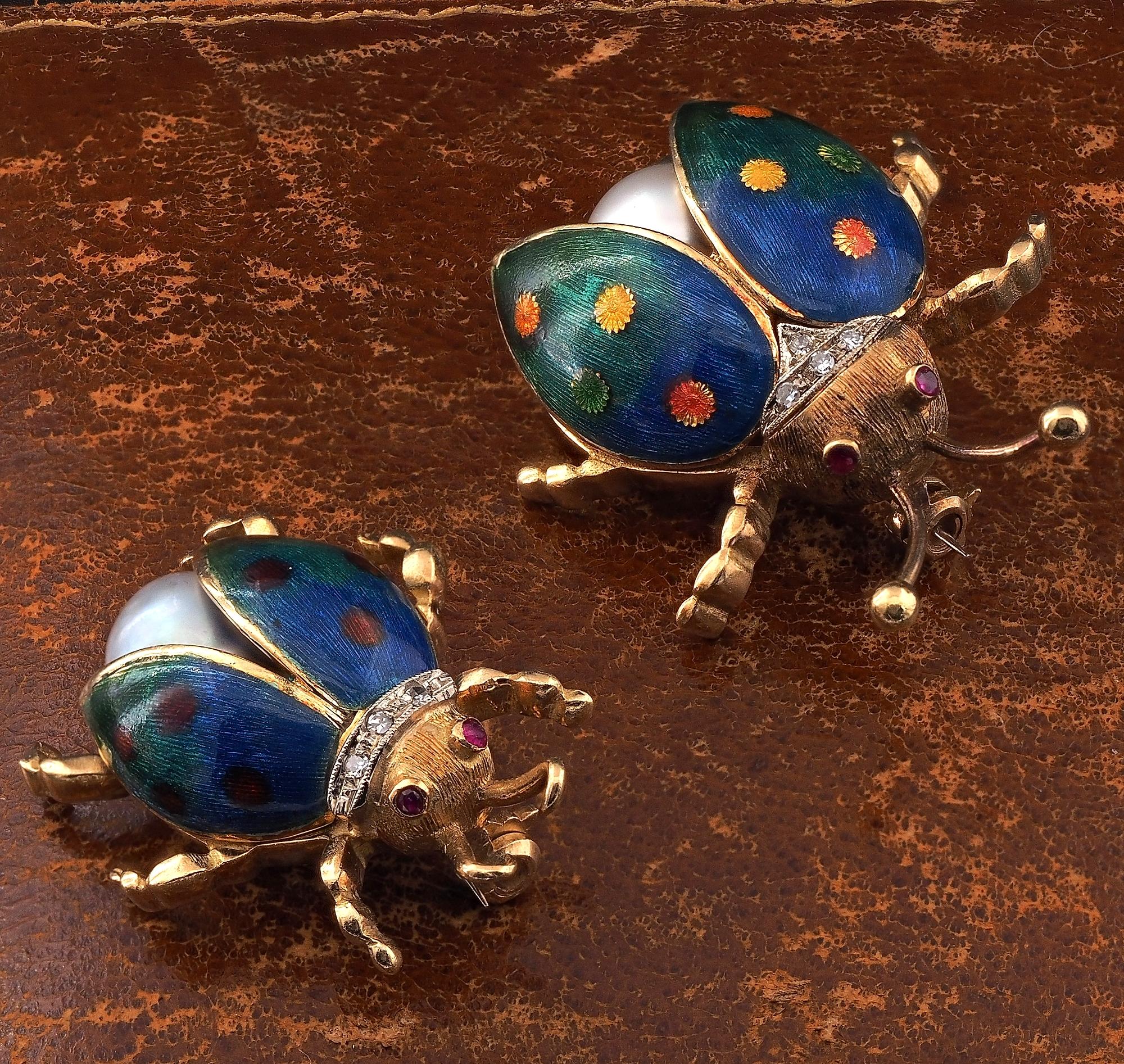 Sweet Lady bug
Emblem of luck, fancy little flying creatures, inspired jewellery masters from Cartier to all majors jewellery makers, a signature lucky insect of timeless beauty
These sweet vintage brooches come in couple with one bigger than the