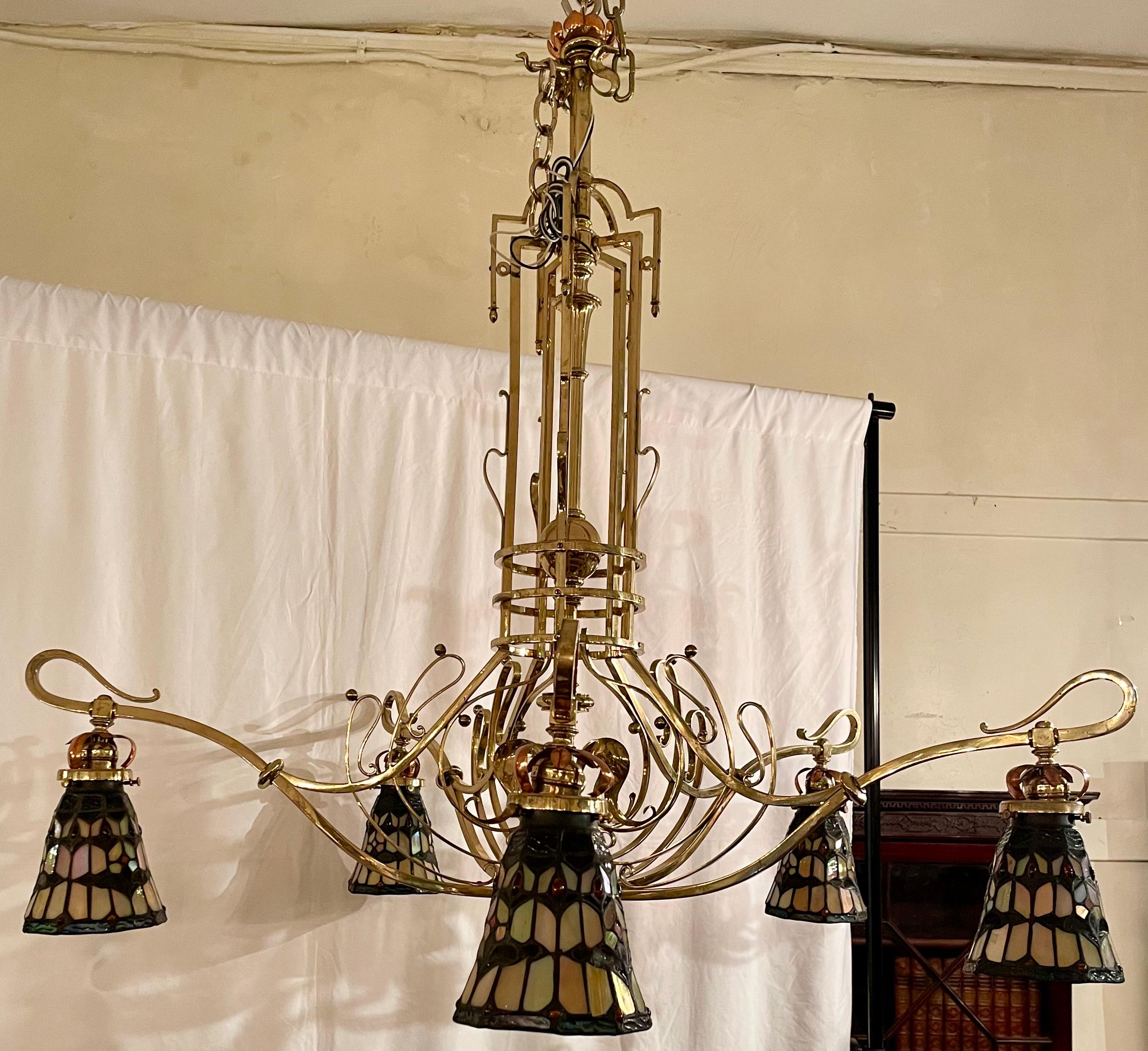 Lámpara de billar inglesa de estilo Art Nouveau con vidrieras, cobre y latón, alrededor de 1950.