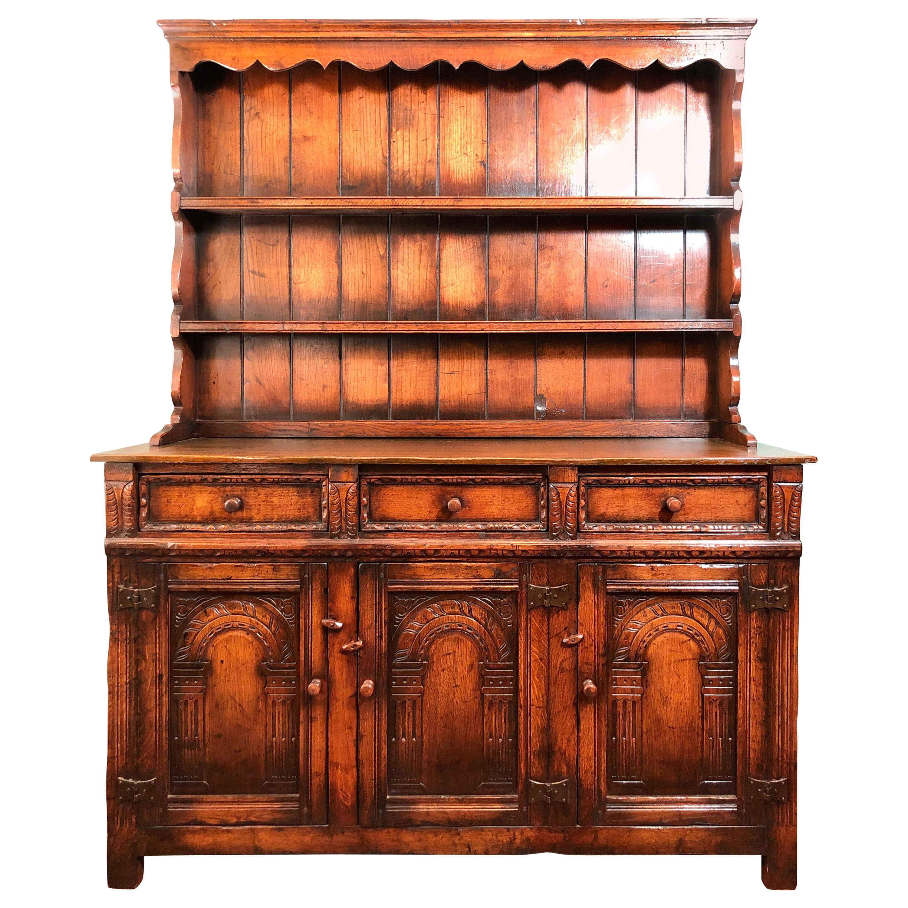 Commode galloise en orme sculptée à la main, datant des années 1920 environ. en vente