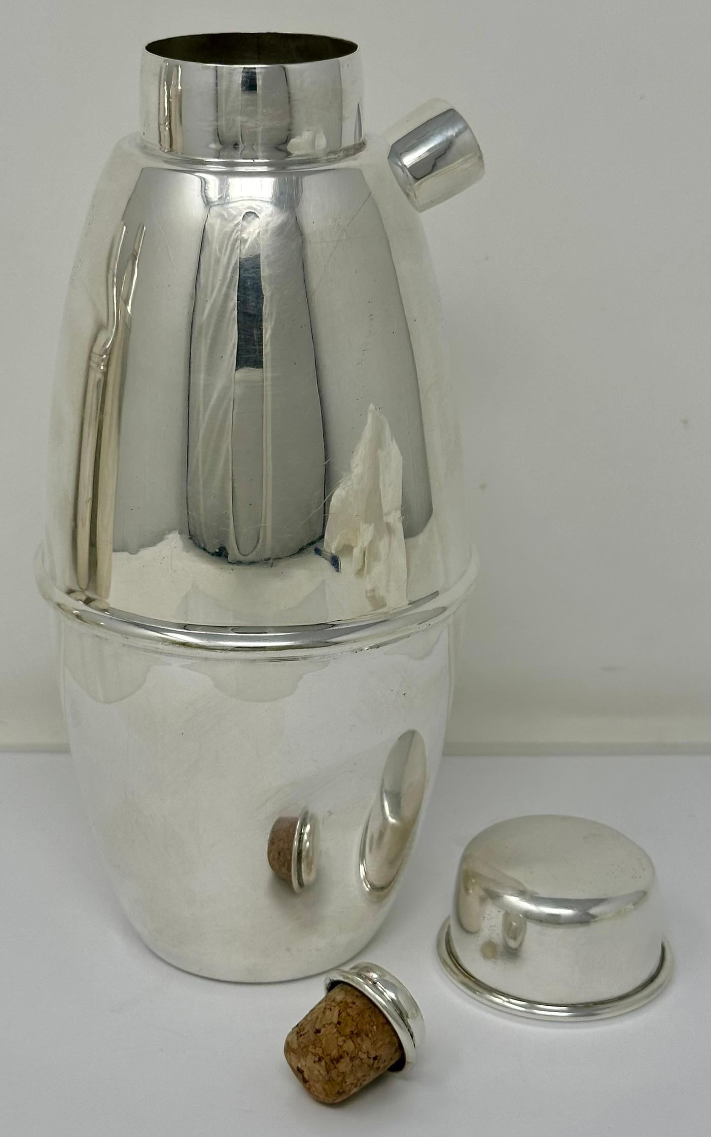 Coctelera inglesa de plata de mediados de siglo, circa 1940-1950.
Según las 2 últimas fotos, esta coctelera tiene 2 pequeñas abolladuras en el lado derecho y 2 en la parte trasera.  El lado izquierdo está bien.  El precio refleja esta condición.