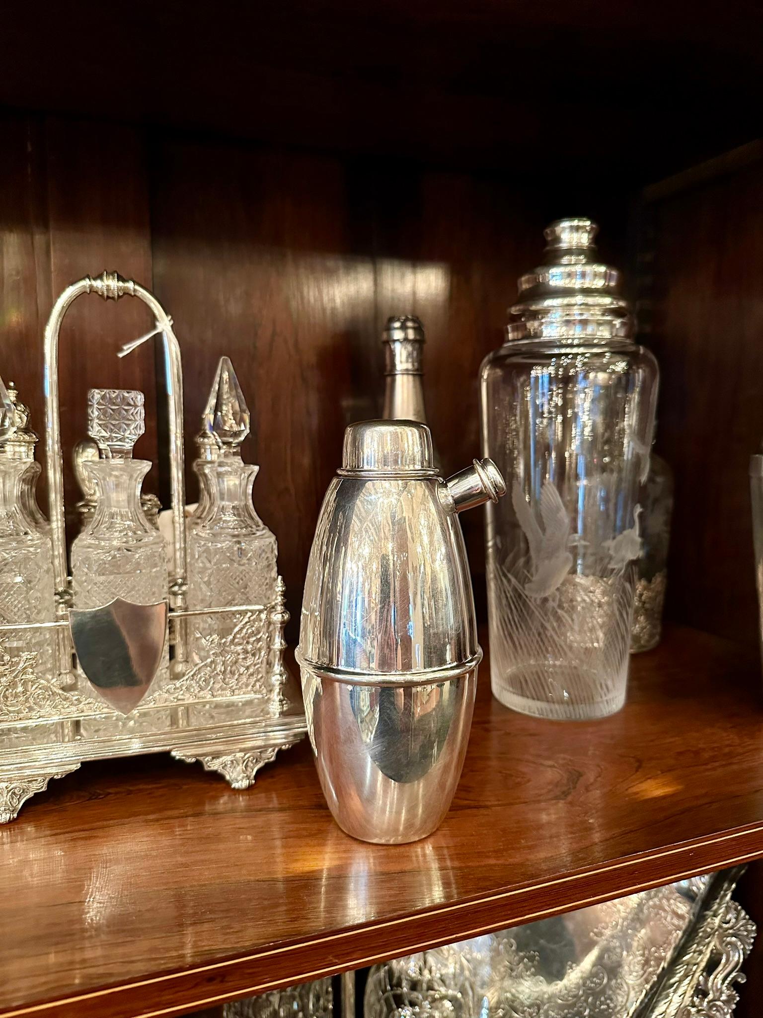 Coctelera inglesa de plata de mediados de siglo, circa 1940-1950. en Bueno estado para la venta en New Orleans, LA