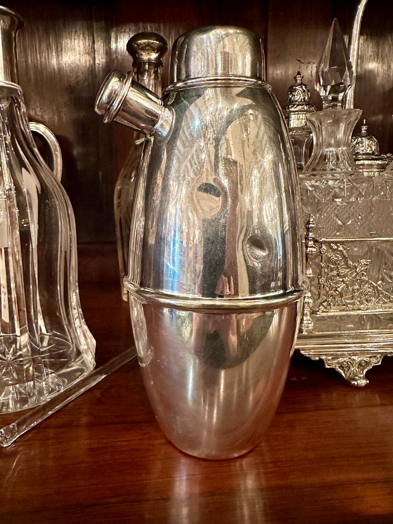 Coctelera inglesa de plata de mediados de siglo, circa 1940-1950. siglo XX en venta