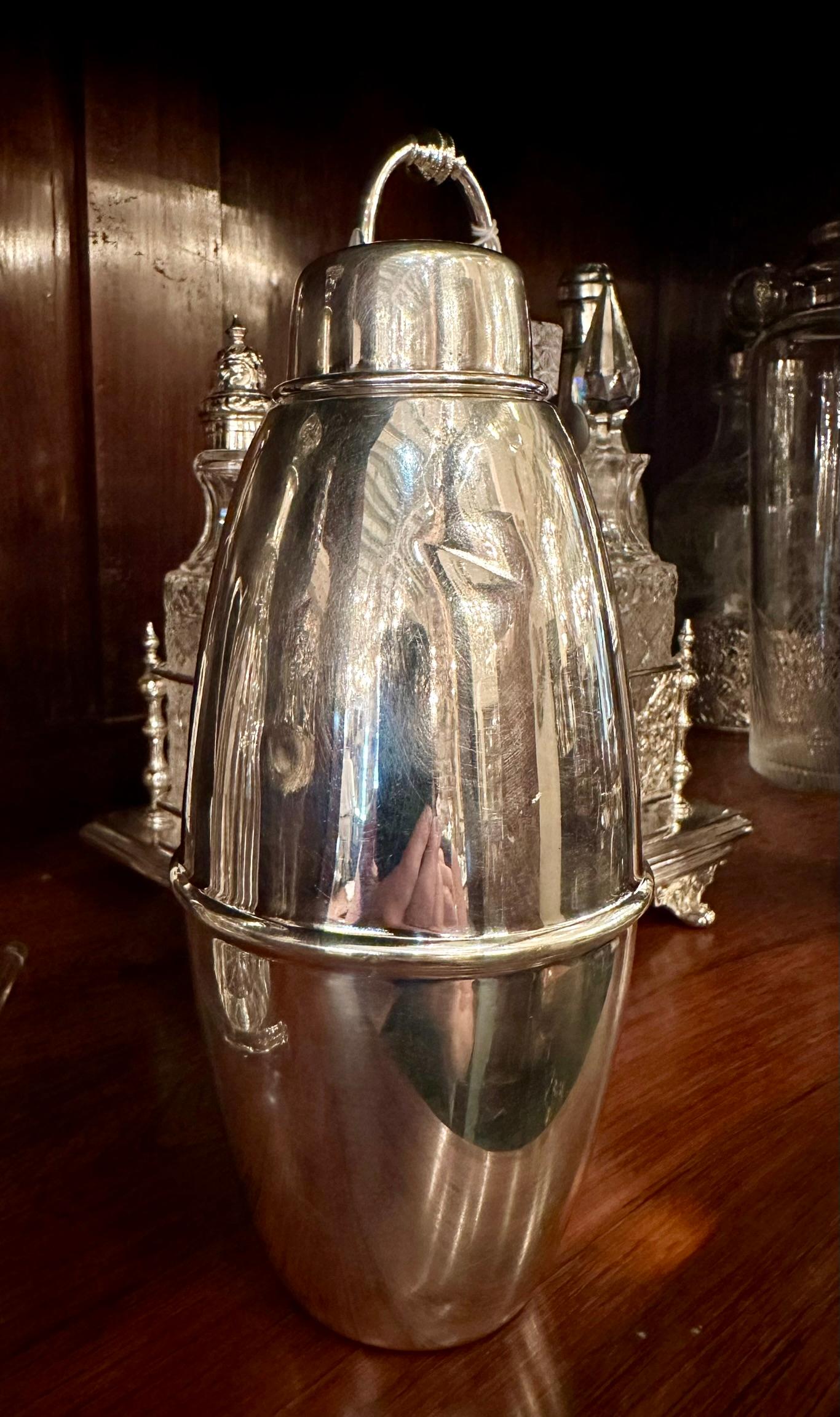 Coctelera inglesa de plata de mediados de siglo, circa 1940-1950. Chapado en plata en venta