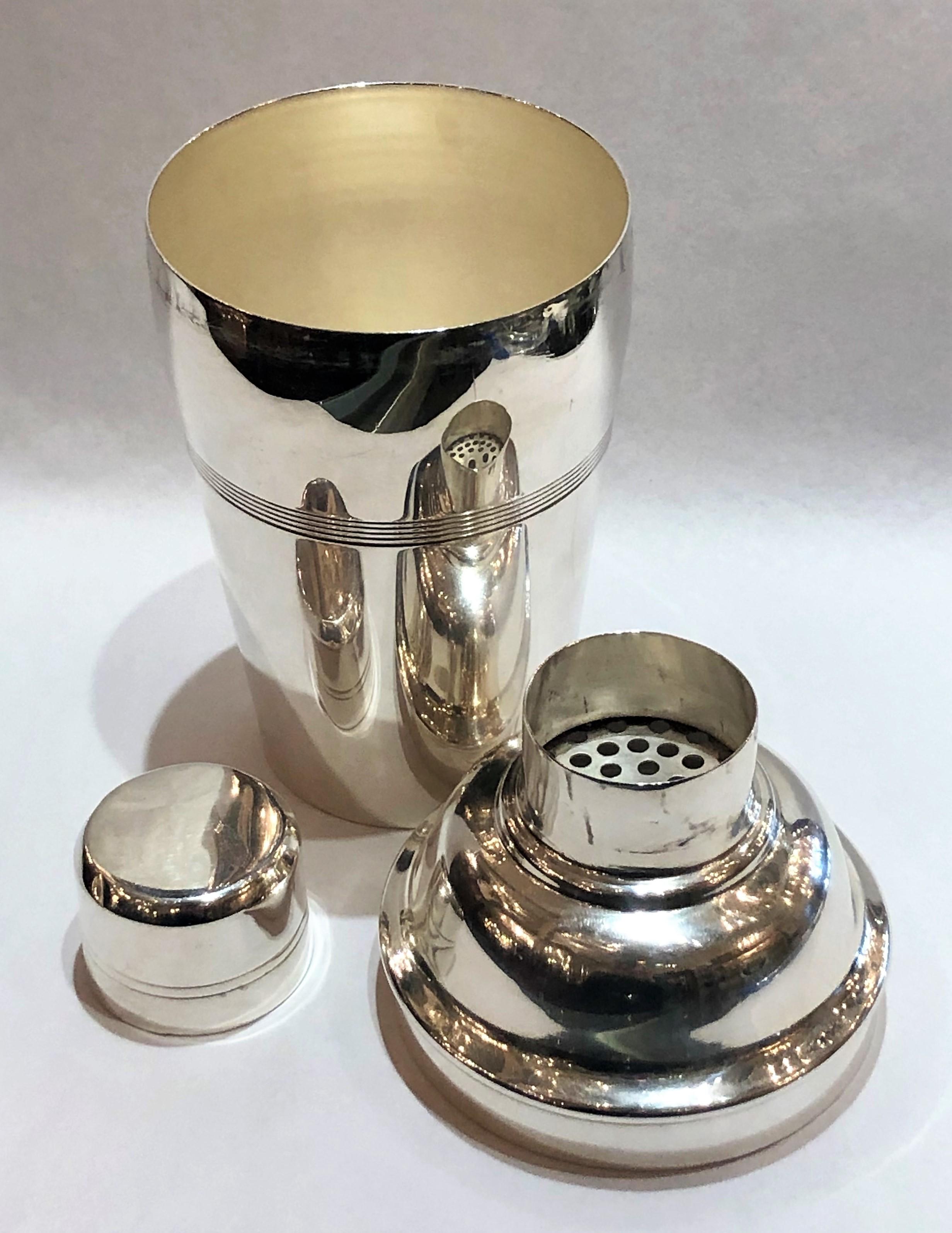 Estate English Silver Plated Art Deco Cocktail Shaker, circa 1930s In Excellent Condition In New Orleans, LA