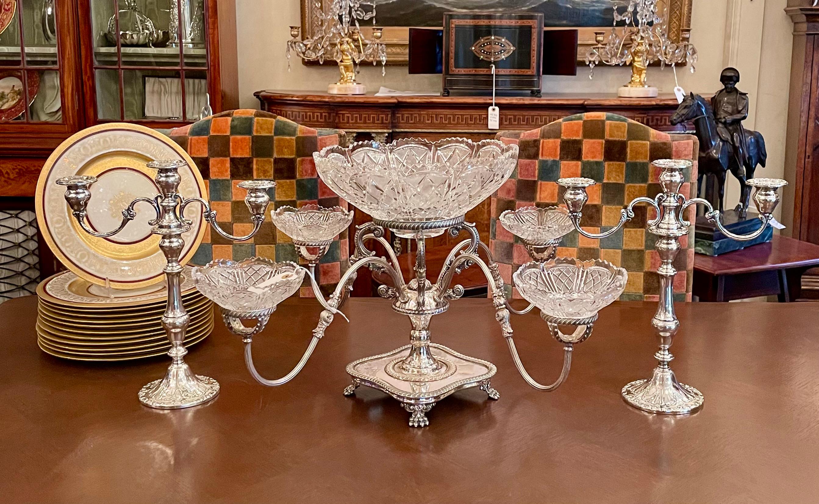 Epergne inglesa chapada en plata con cuencos de cristal tallado, alrededor de 1950. 5