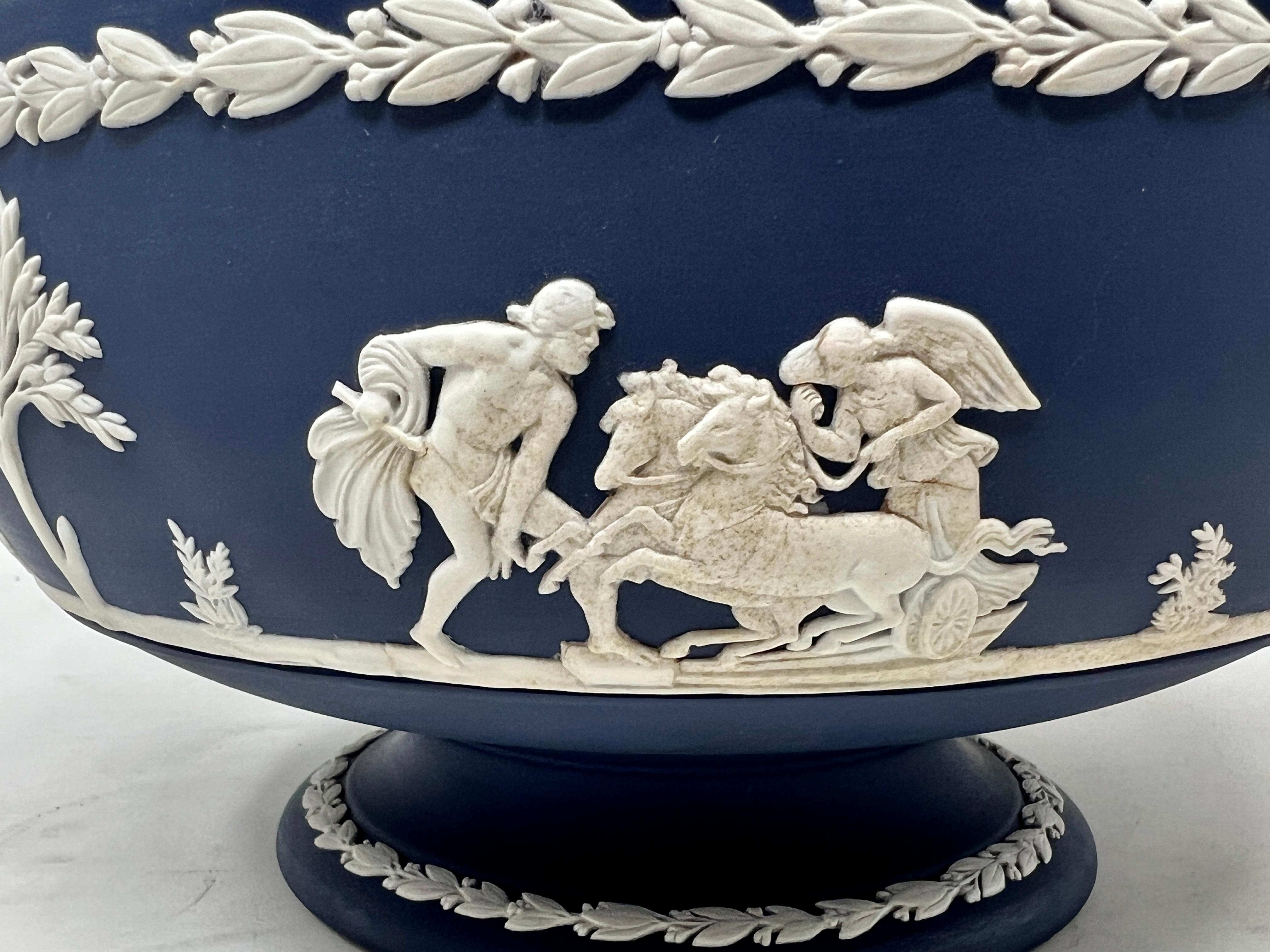 Estate English Wedgwood Bowl circa 1950 In Good Condition For Sale In New Orleans, LA