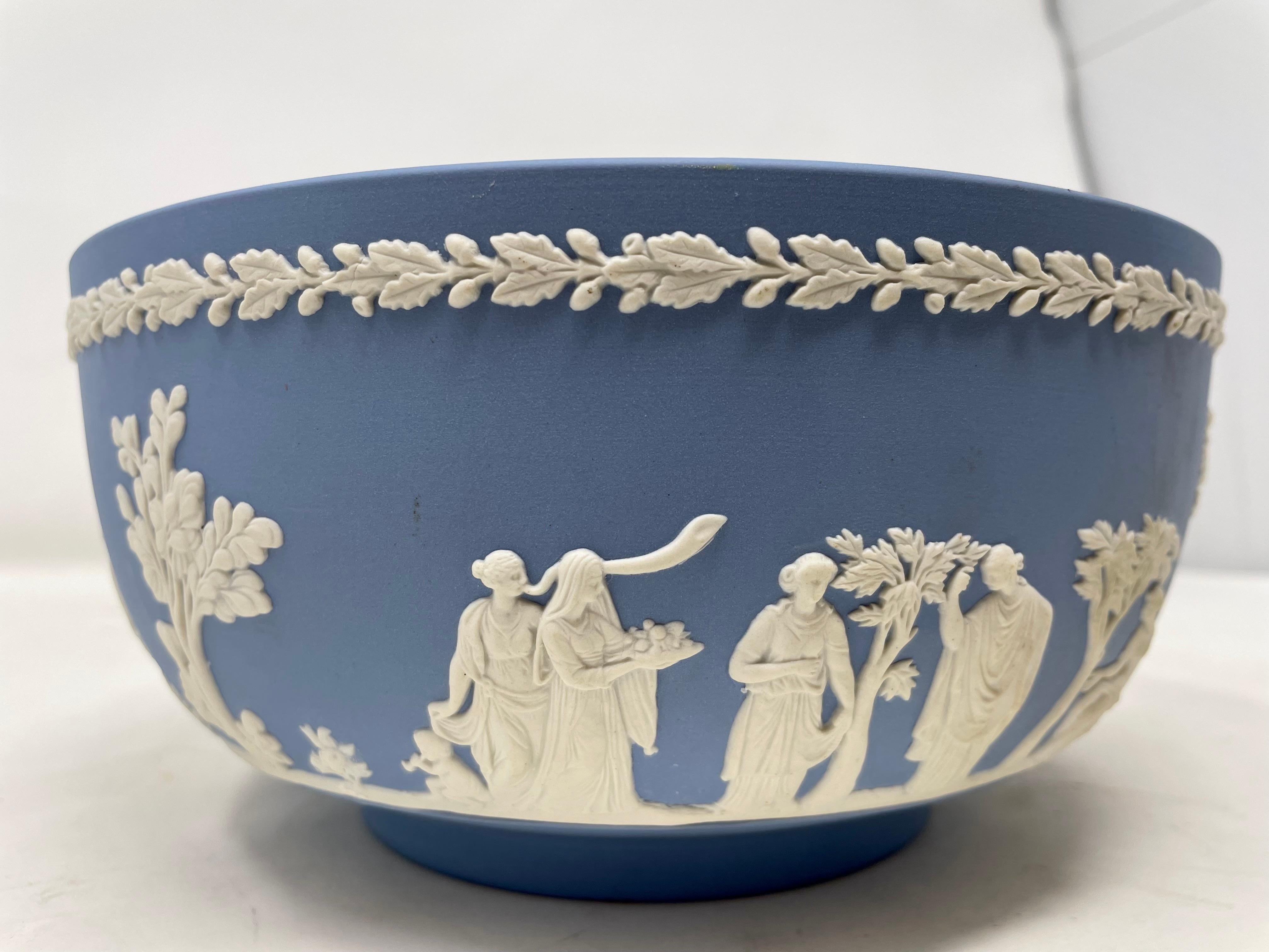 Estate English Wedgwood Bowl In Good Condition For Sale In New Orleans, LA