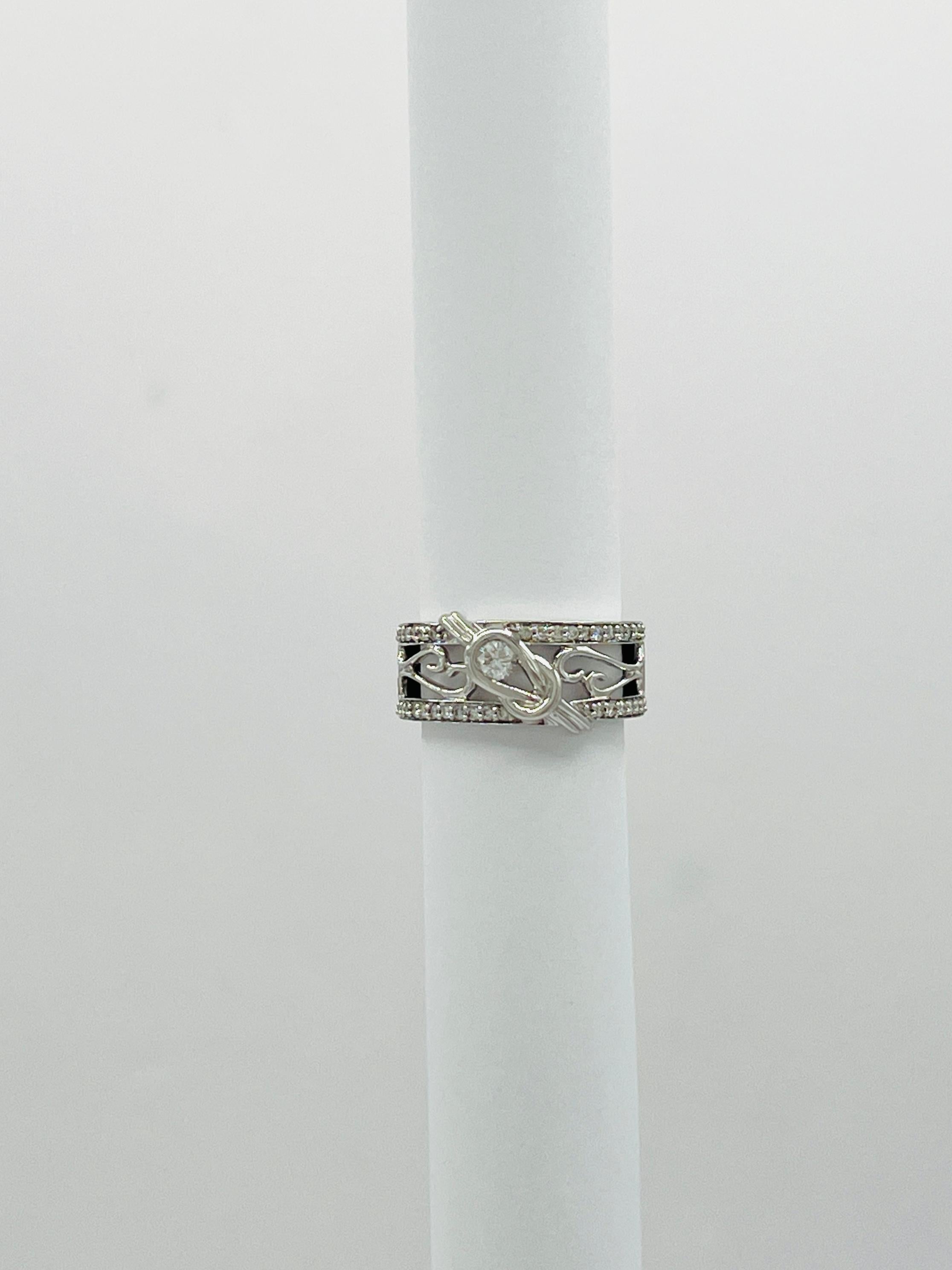 Estate Everion White Diamond Love Knot Ring in 14K White Gold In New Condition In Los Angeles, CA