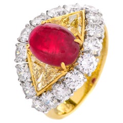 1980s  Anello cocktail con diamante fantasia e rubino da 6,45 carati in oro 18K