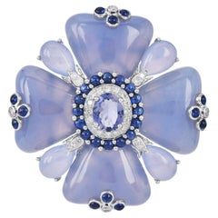 Spilla di proprietà in calcedonio floreale, tanzanite, zaffiro e diamante in oro bianco 18 carati