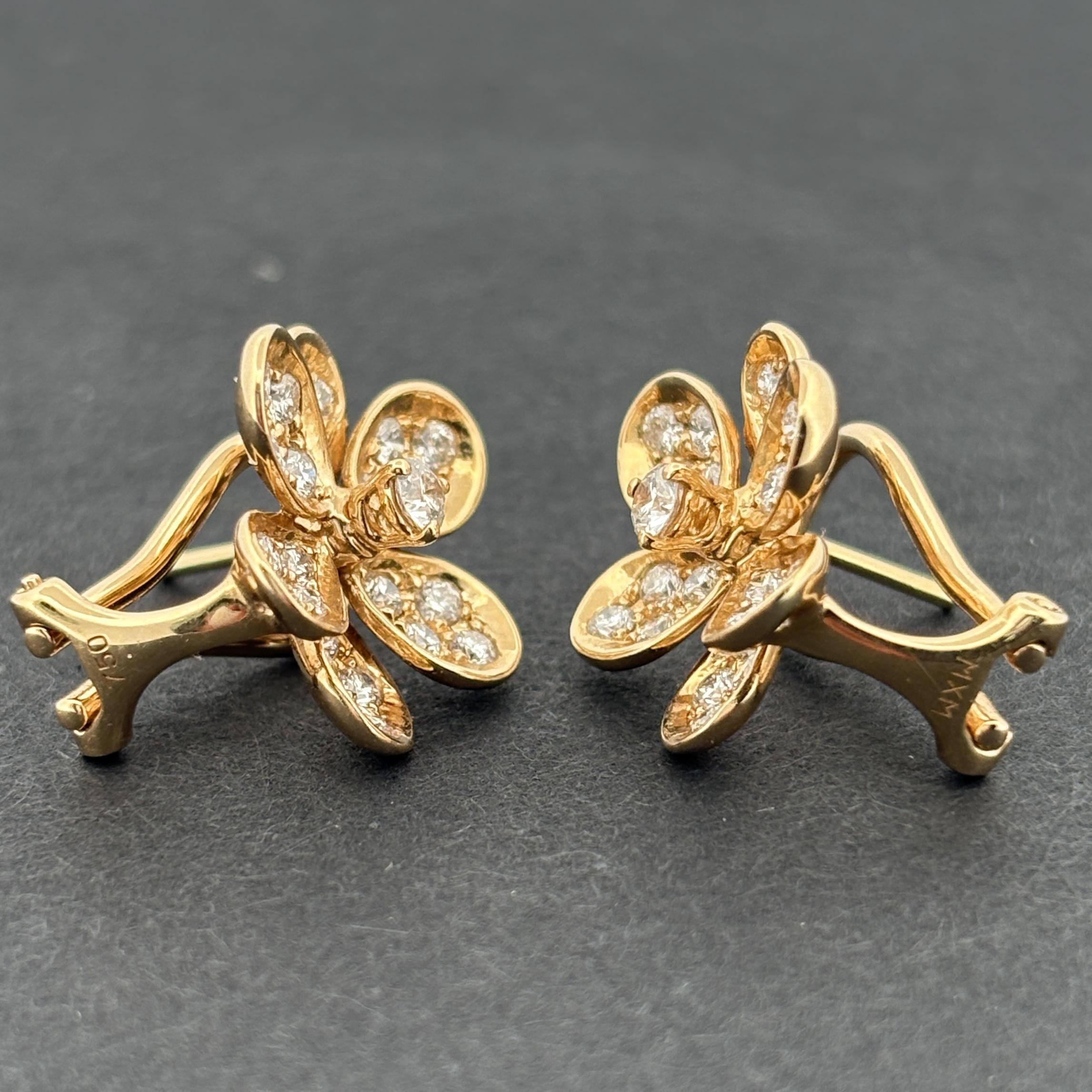 18K Gelbgold Diamant Plumeria Style Ohrringe - 1.00ctw E/VS2

Diese eleganten Ohrringe aus 18 Karat Gelbgold haben die Form einer stilisierten Plumeria-Blüte, deren Blütenblätter mit Diamanten in Pavé-Fassung schimmern. Sowohl die Vorder- als auch