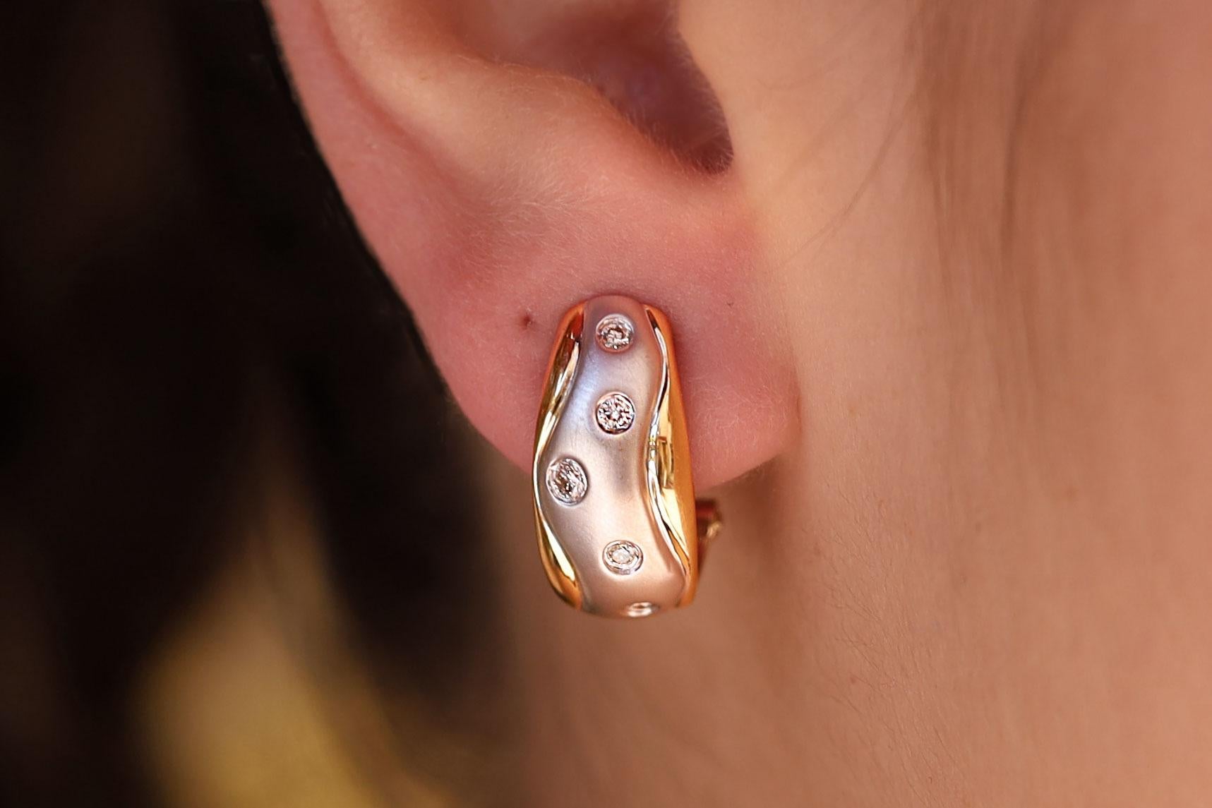 Ein elegantes Paar Diamant-Ohrringe aus zweifarbigem 14-karätigem Weiß- und Gelbgold. 10 funkelnde runde Diamanten von insgesamt 1/3 Karat sind bündig auf einer gebürsteten Weißgoldfläche gefasst und mit hochglanzpoliertem Gelbgold umrahmt, um einen
