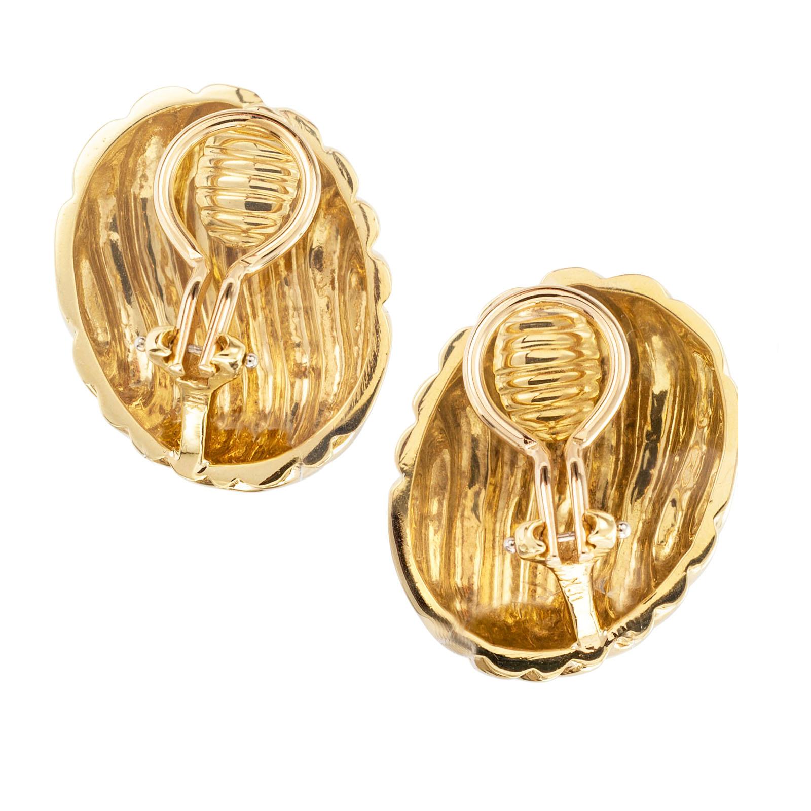 Moderne Clips d'oreilles en or jaune cannelé de succession en vente