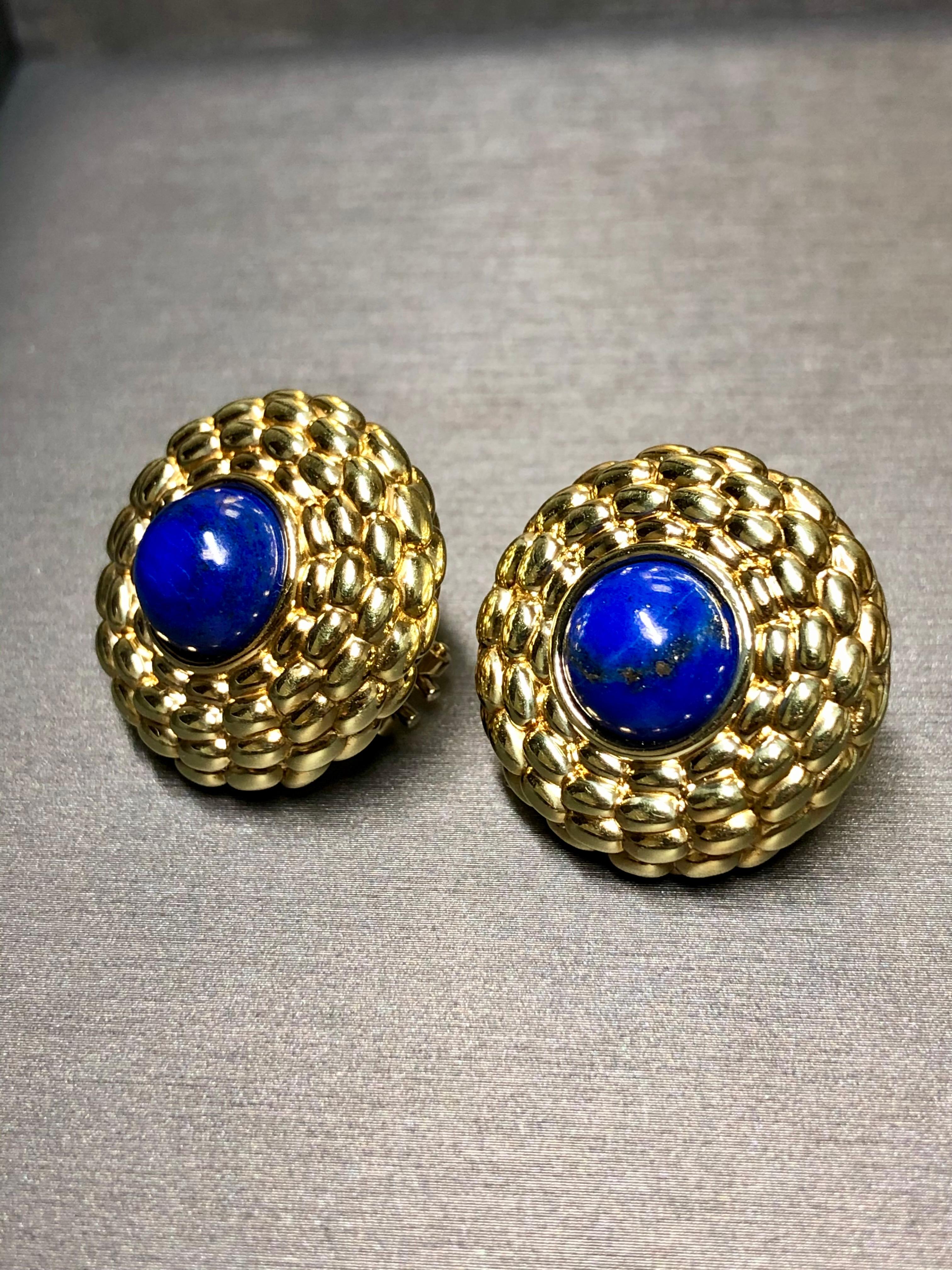 Classic and elegant lightweight puffed huggie earrings by Italian maker, FOPE. They are done in a quilted pattern of 18K yellow gold and centered by 10mm bezel set cabochon lapis. These earrings have posts with omega