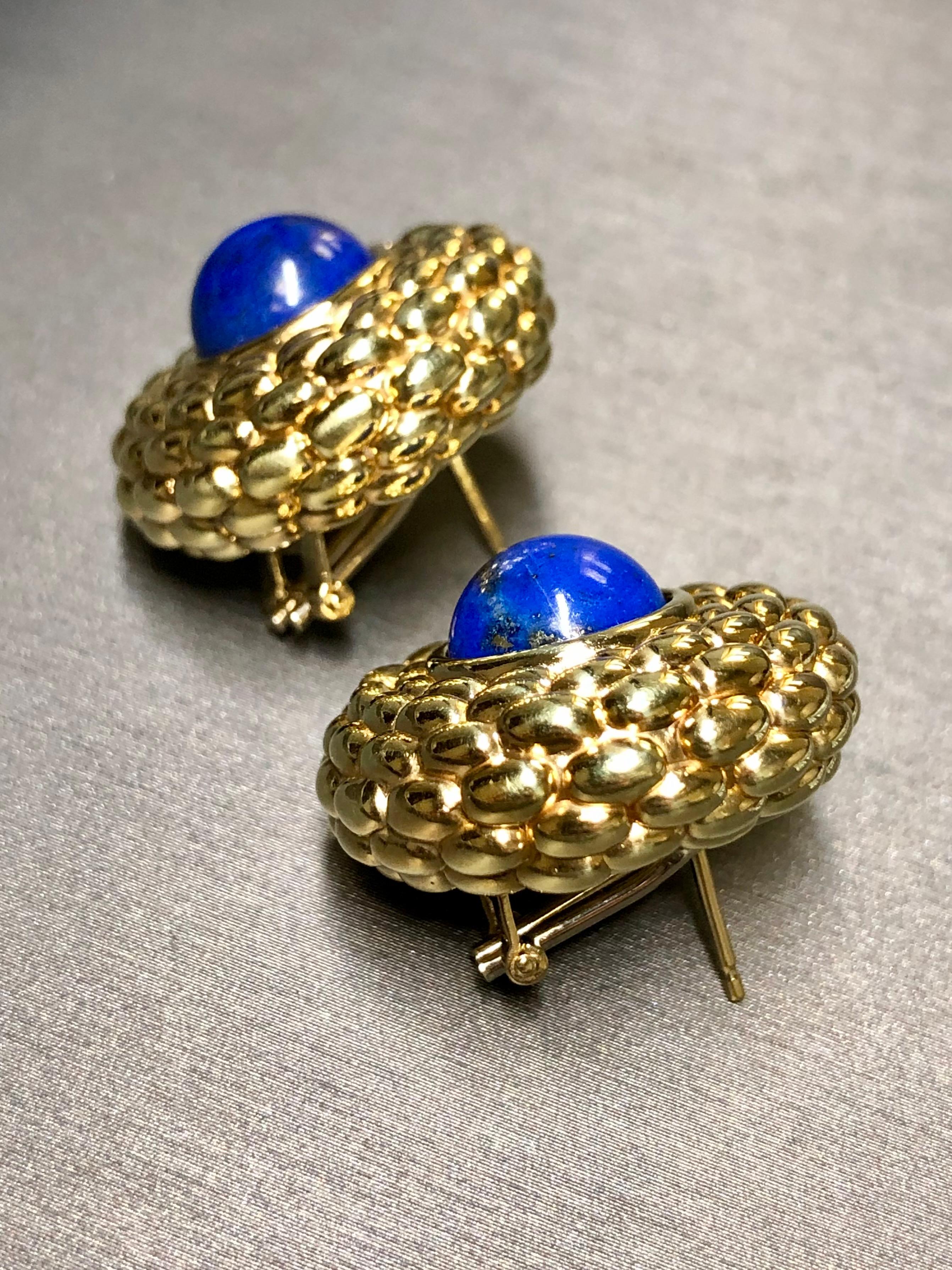 Contemporary Estate FOPE 18K Yellow Gold Lapis Puffed Quilt Round Omega Back Huggie Earrings For Sale