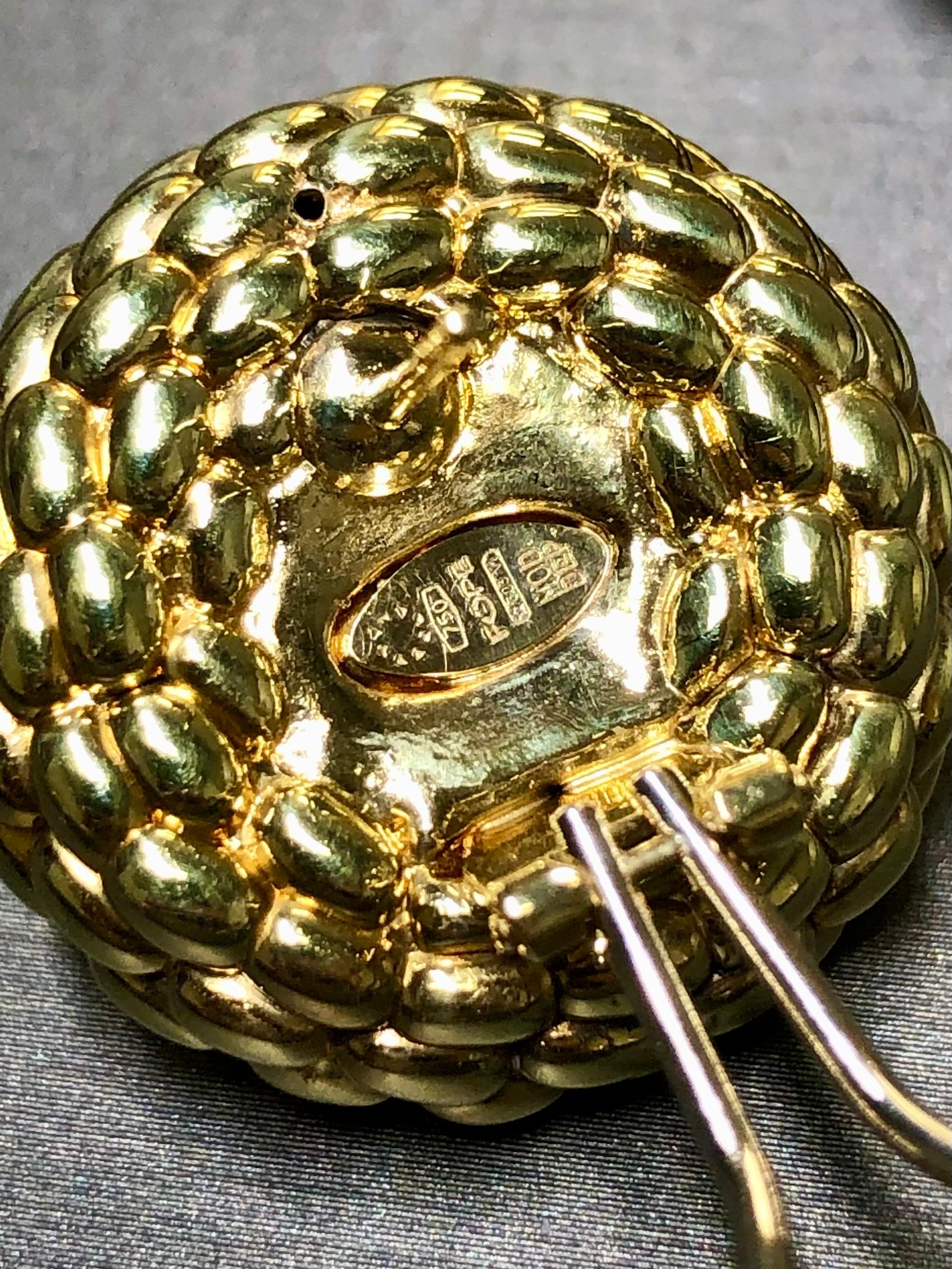 Estate FOPE 18K Yellow Gold Lapis Puffed Quilt Round Omega Back Huggie Earrings In Good Condition For Sale In Winter Springs, FL