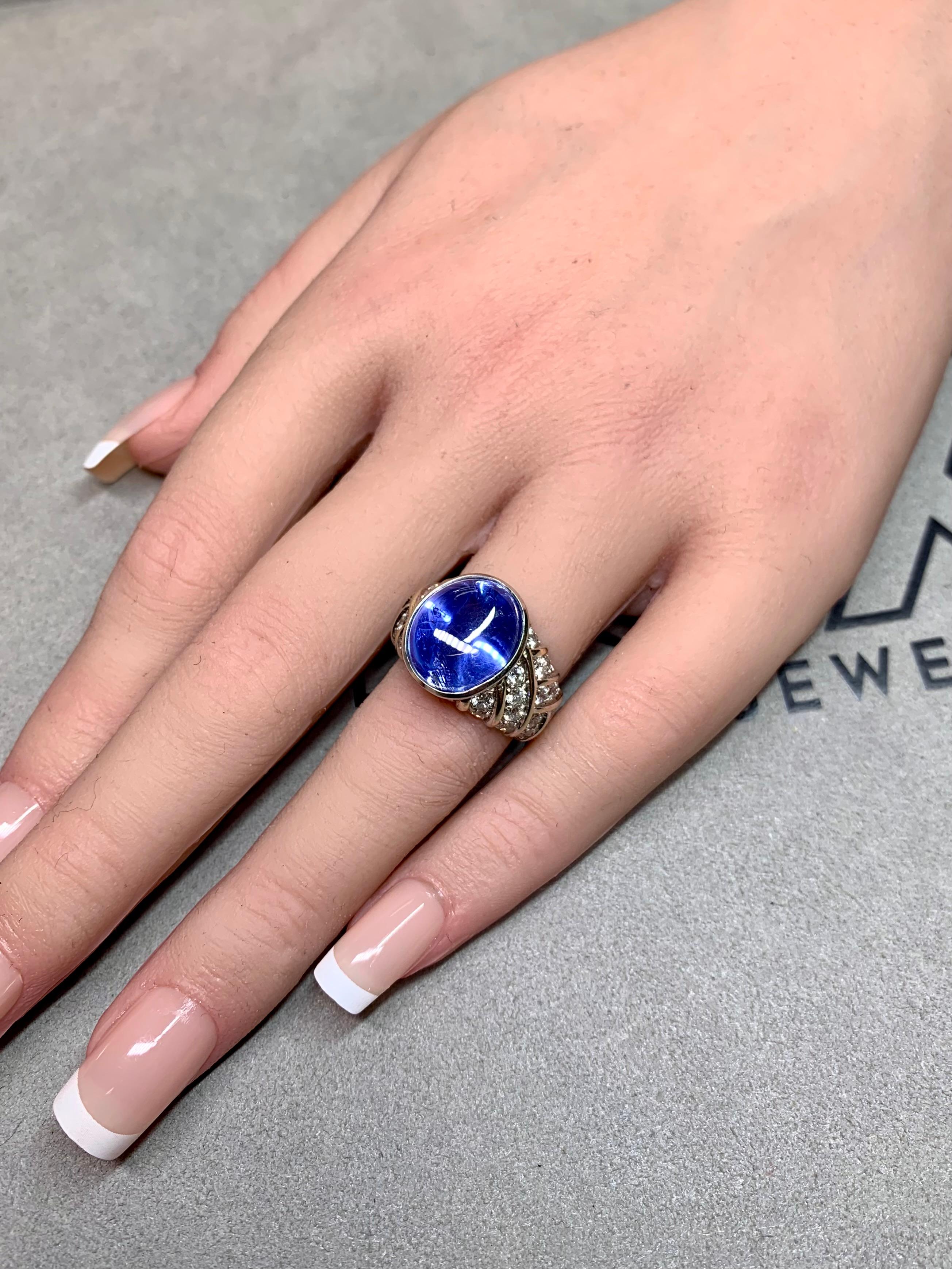 Anillo de cóctel francés de 18 quilates con cabujón de zafiro y diamantes GIA sin calor 14,59 ctw en venta 5