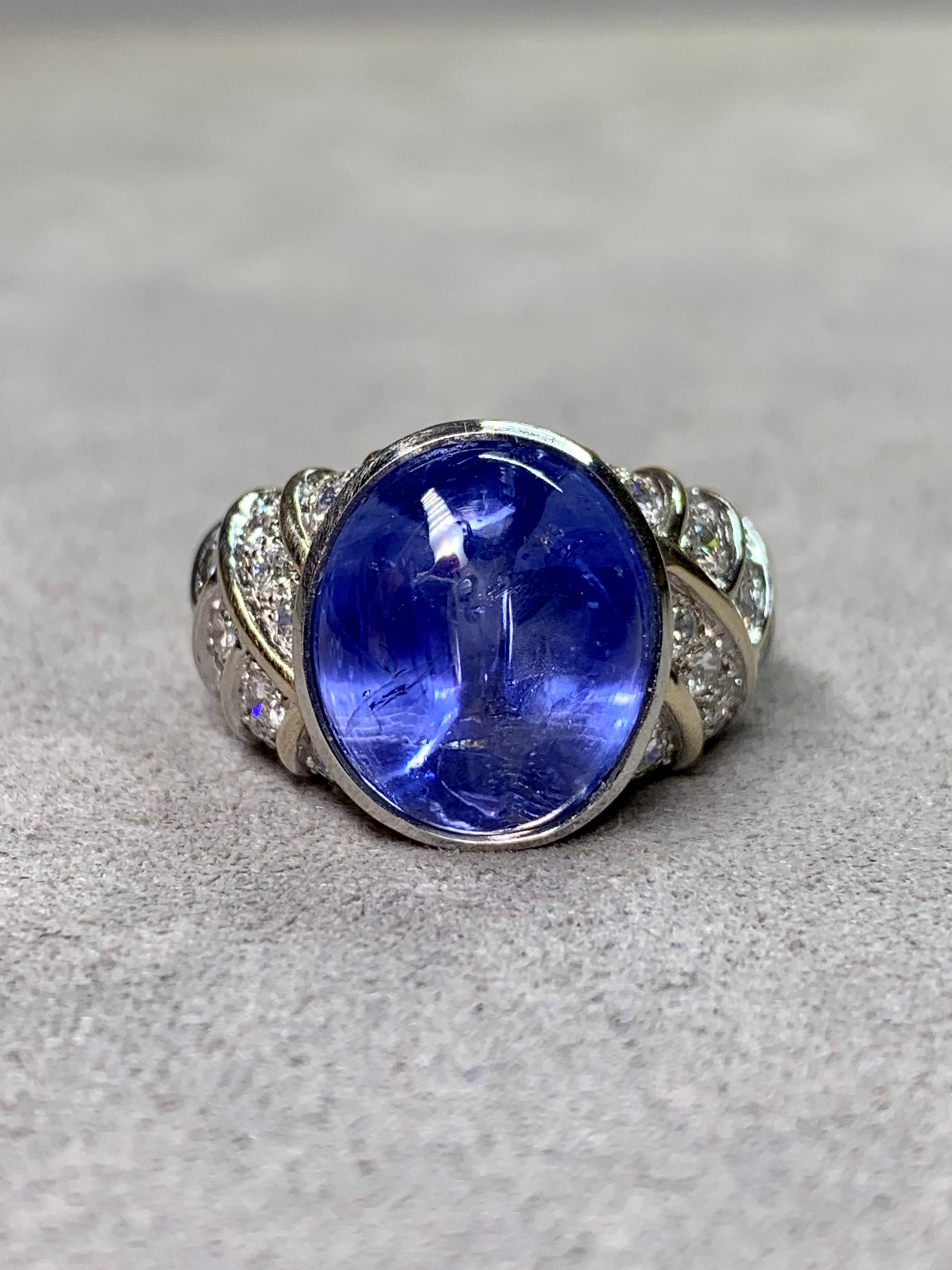 Anillo de cóctel francés de 18 quilates con cabujón de zafiro y diamantes GIA sin calor 14,59 ctw Contemporáneo en venta