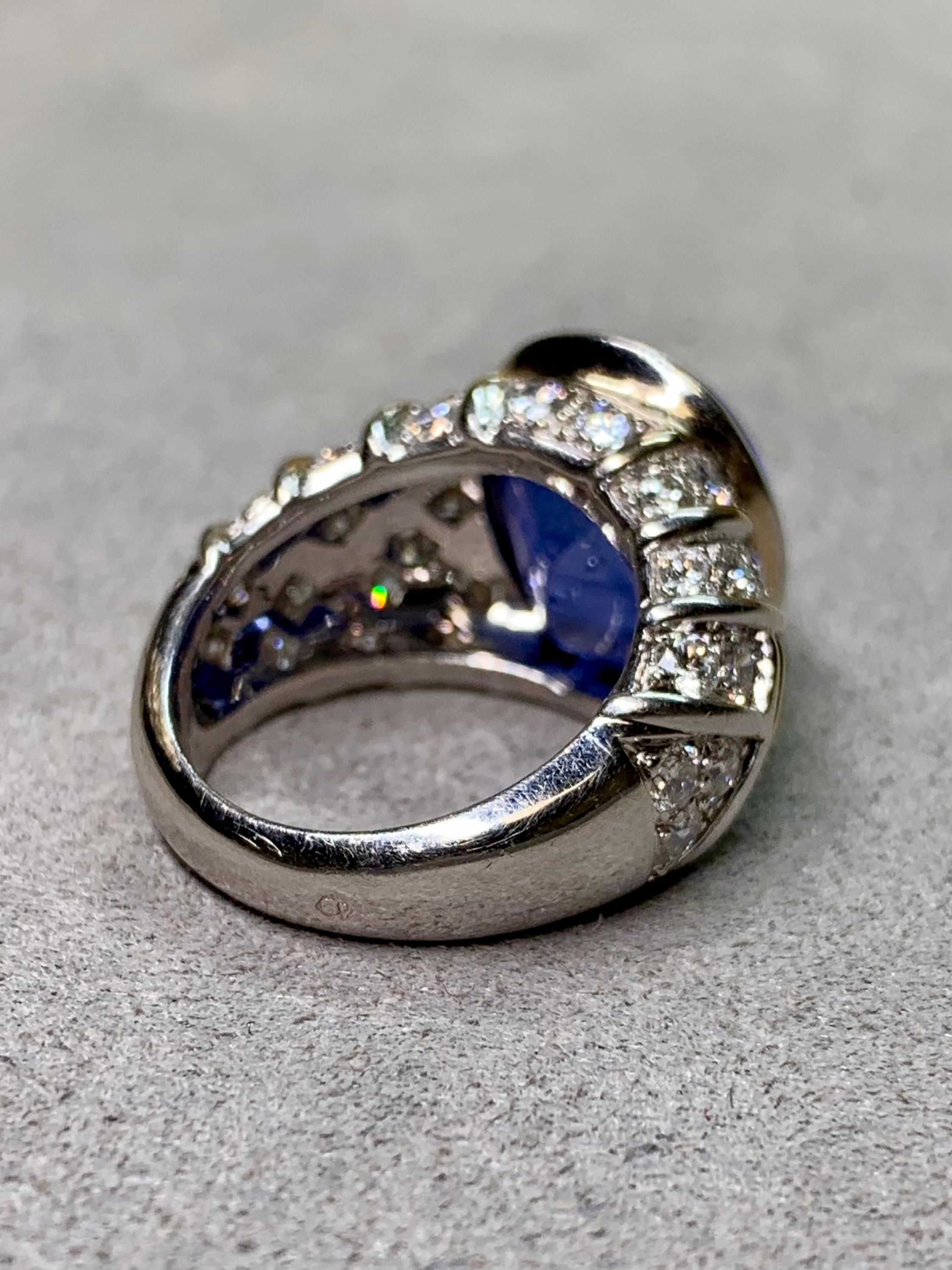 Femenino o masculino Anillo de cóctel francés de 18 quilates con cabujón de zafiro y diamantes GIA sin calor 14,59 ctw en venta