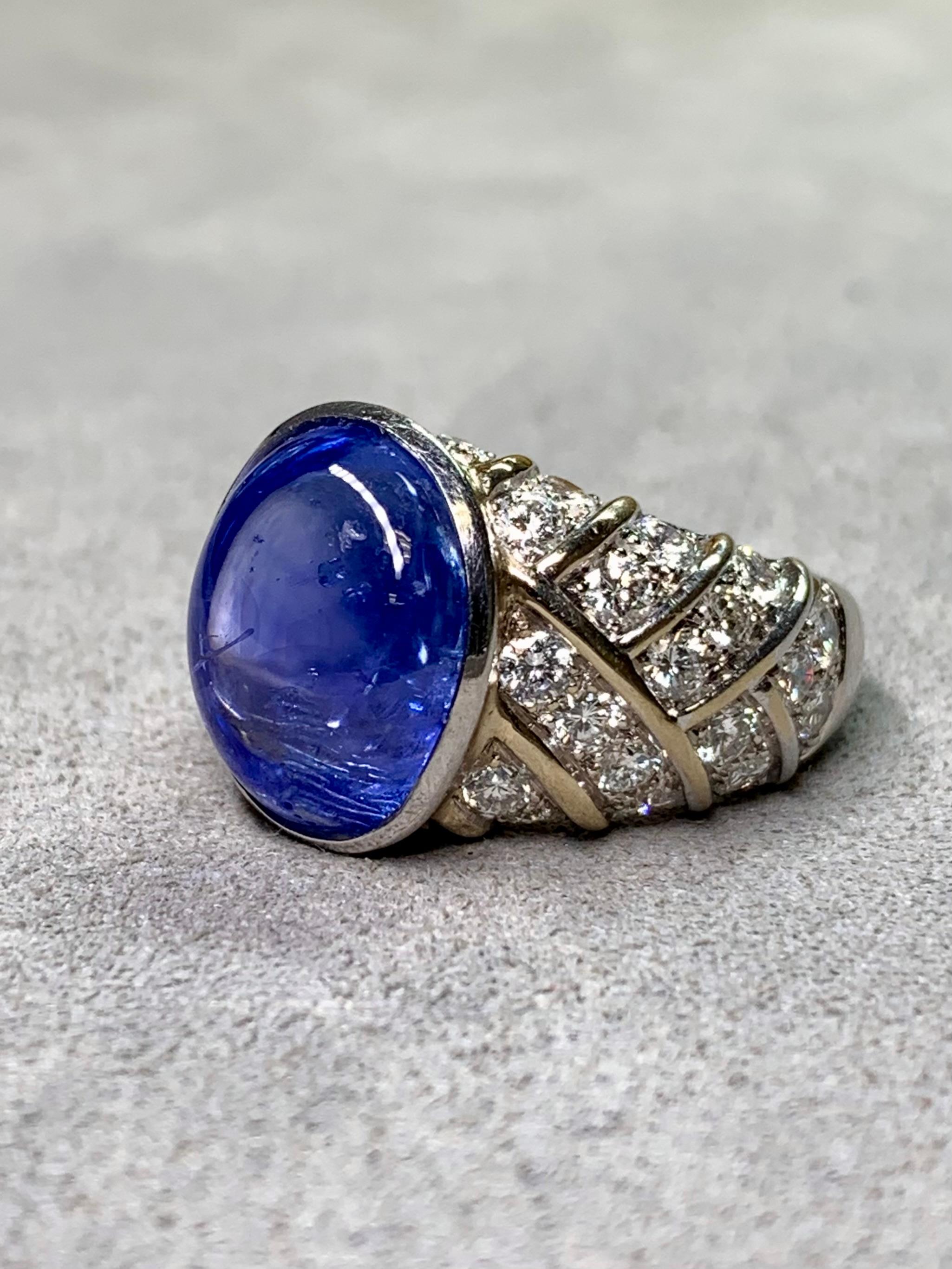 Anillo de cóctel francés de 18 quilates con cabujón de zafiro y diamantes GIA sin calor 14,59 ctw en venta 1